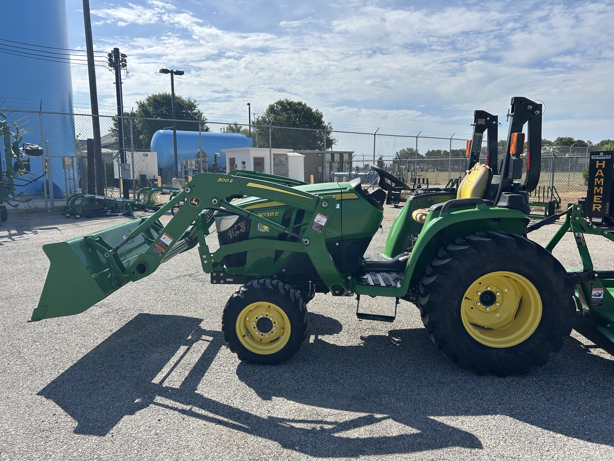 2018 John Deere 3038E Image 5