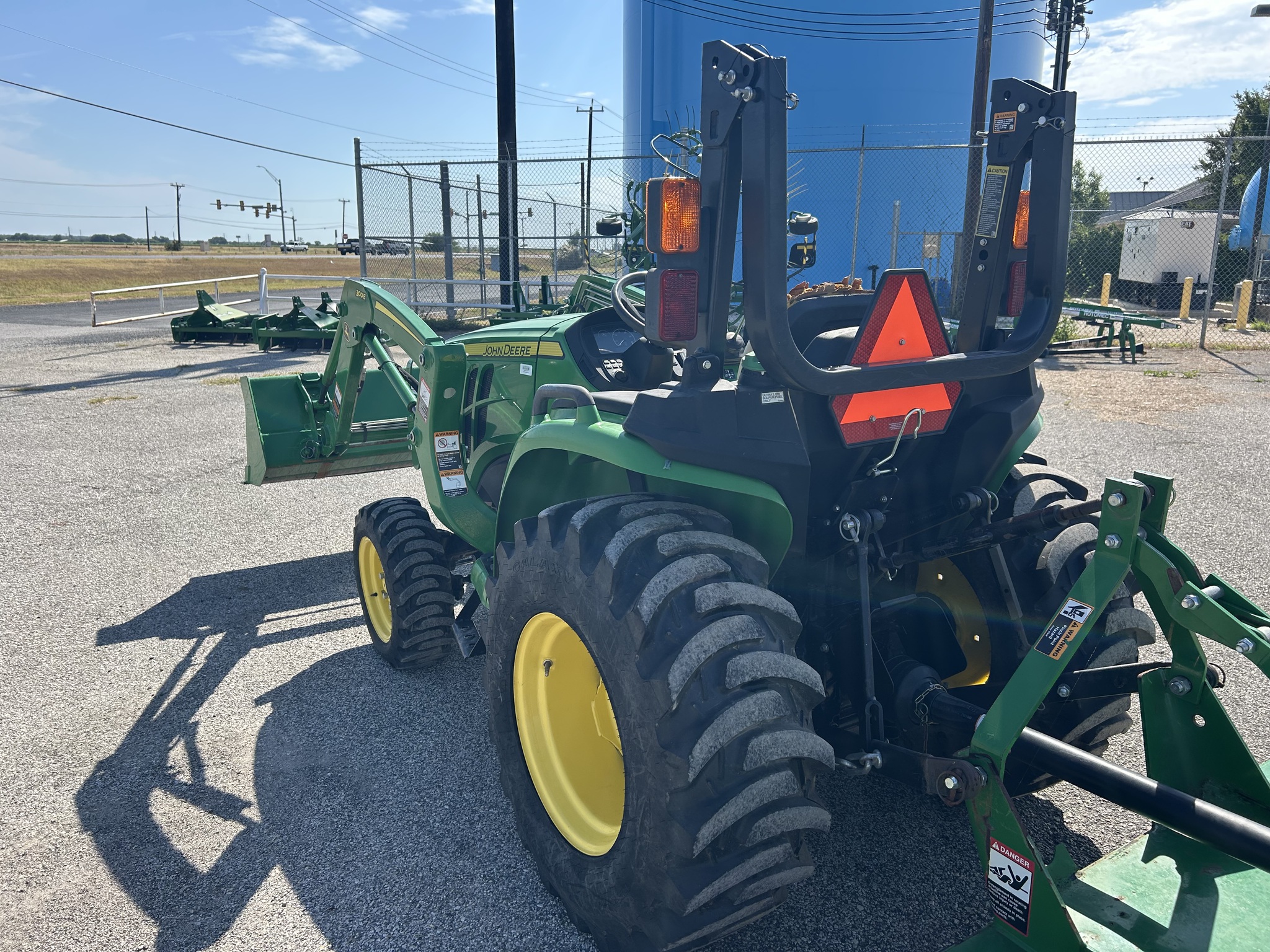2018 John Deere 3038E Image 6