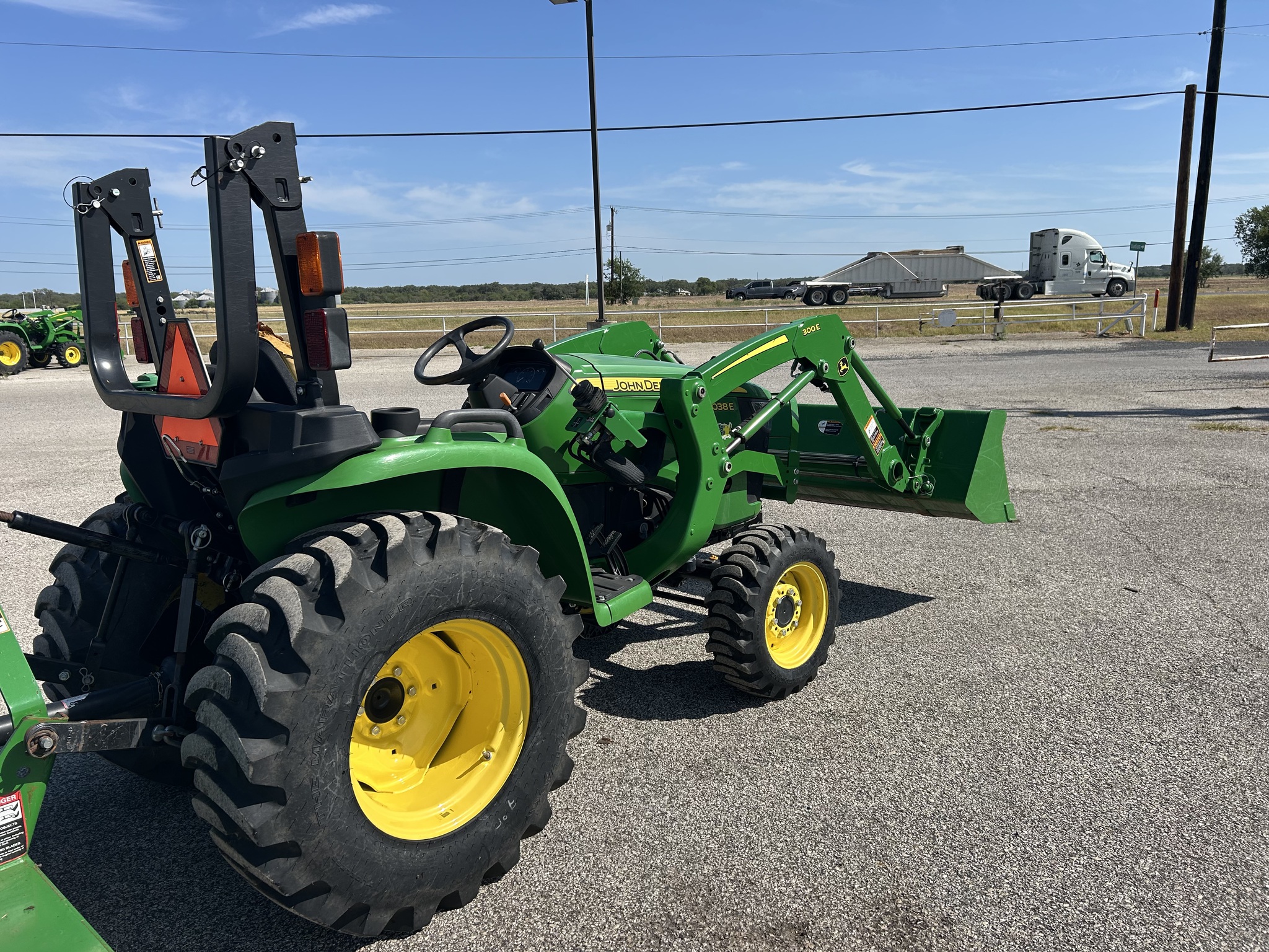 2018 John Deere 3038E Image 8