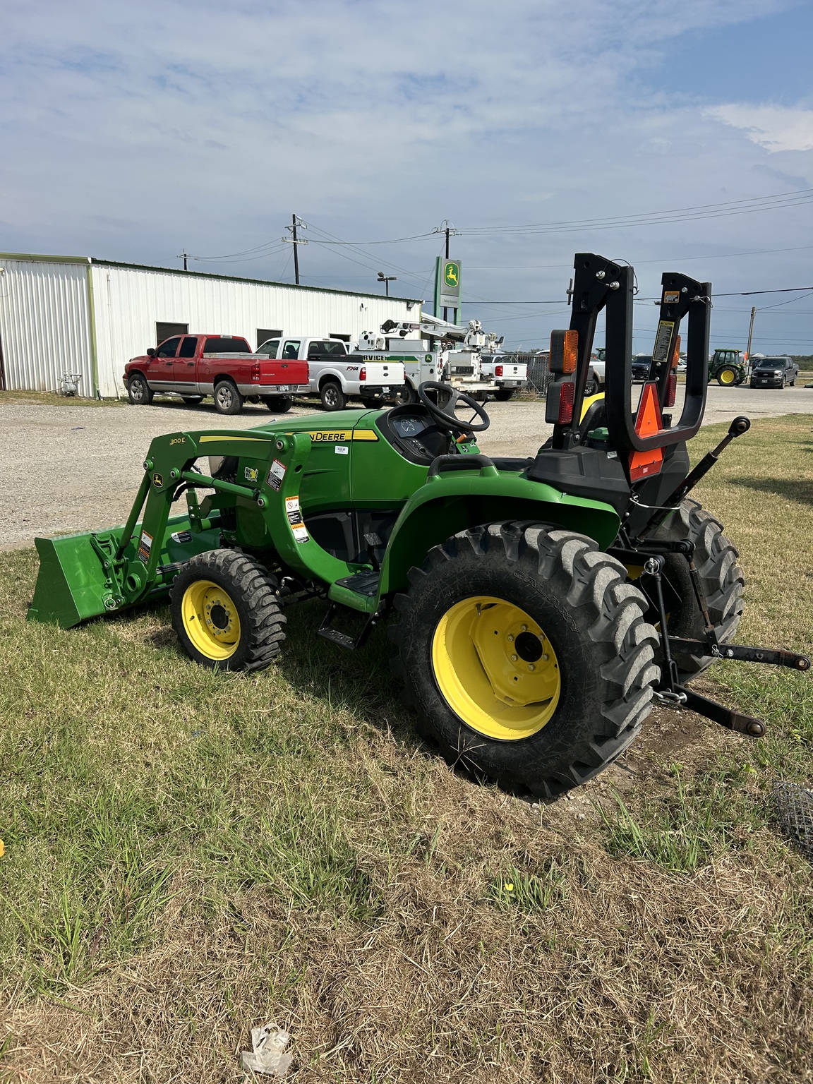 2018 John Deere 3038E Image 2