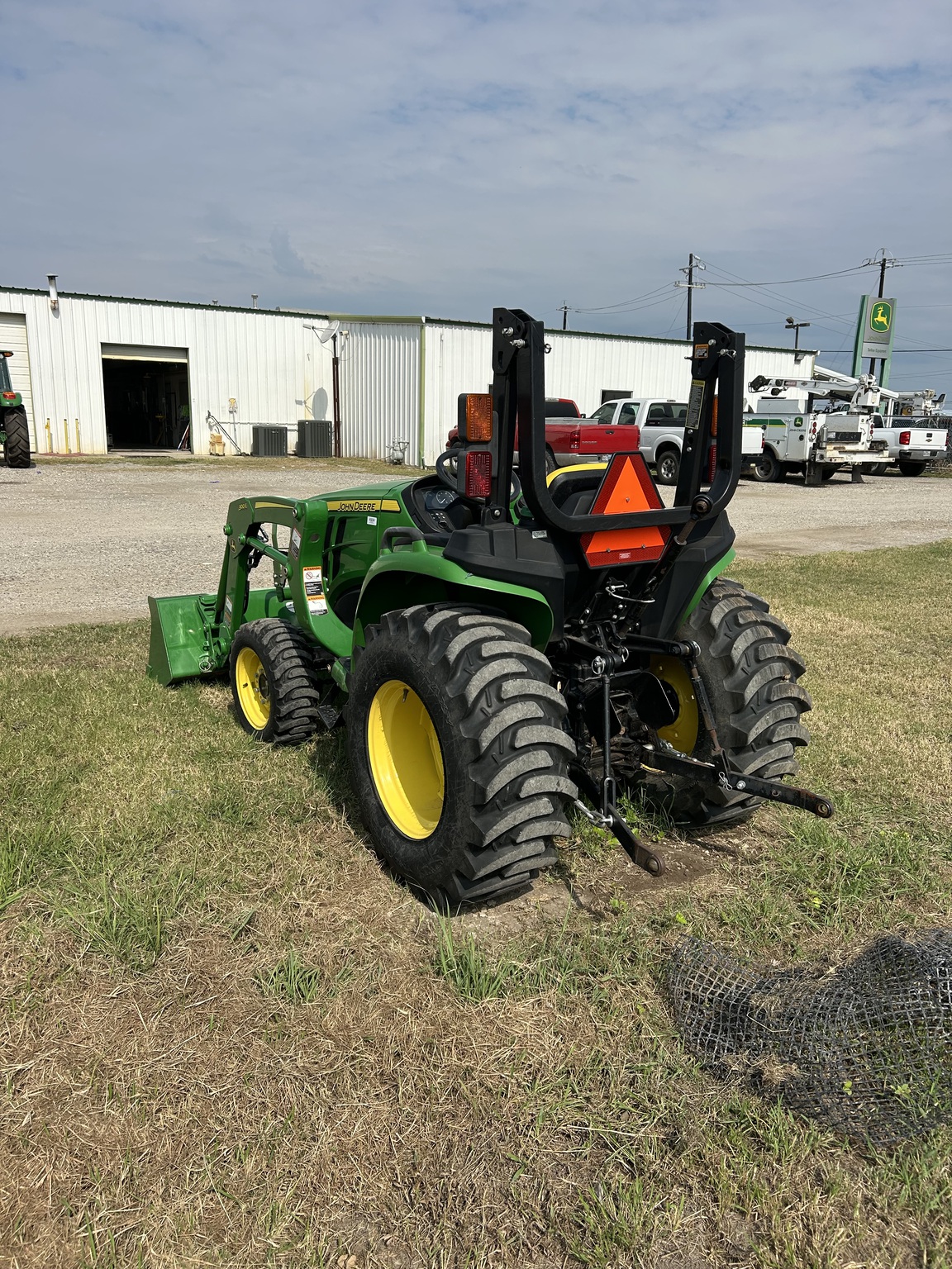 2018 John Deere 3038E Image 3