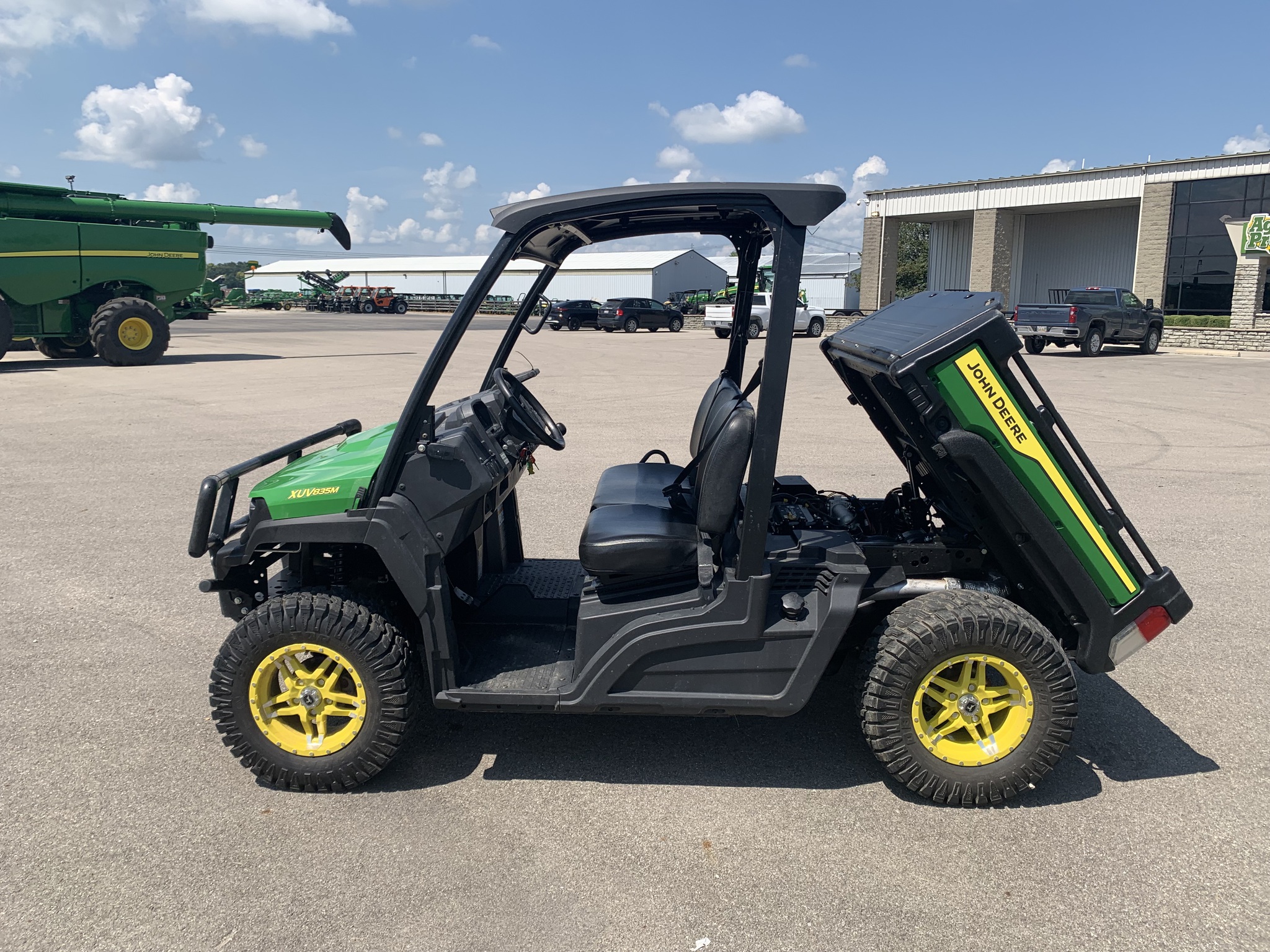 2024 John Deere XUV 835M Image 2