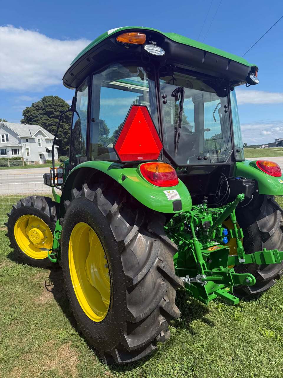 2025 John Deere 5075E Image 3
