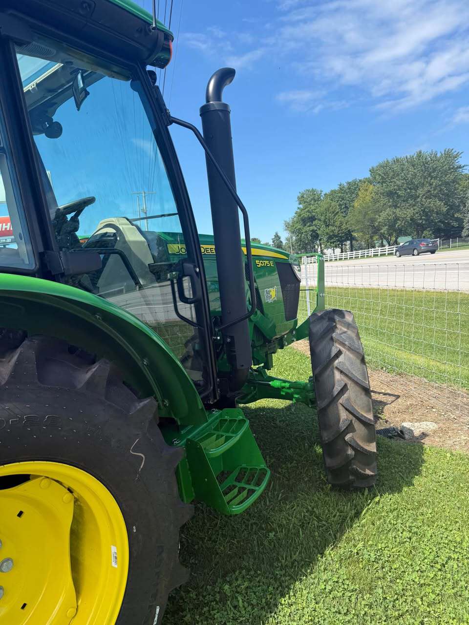 2025 John Deere 5075E Image 2
