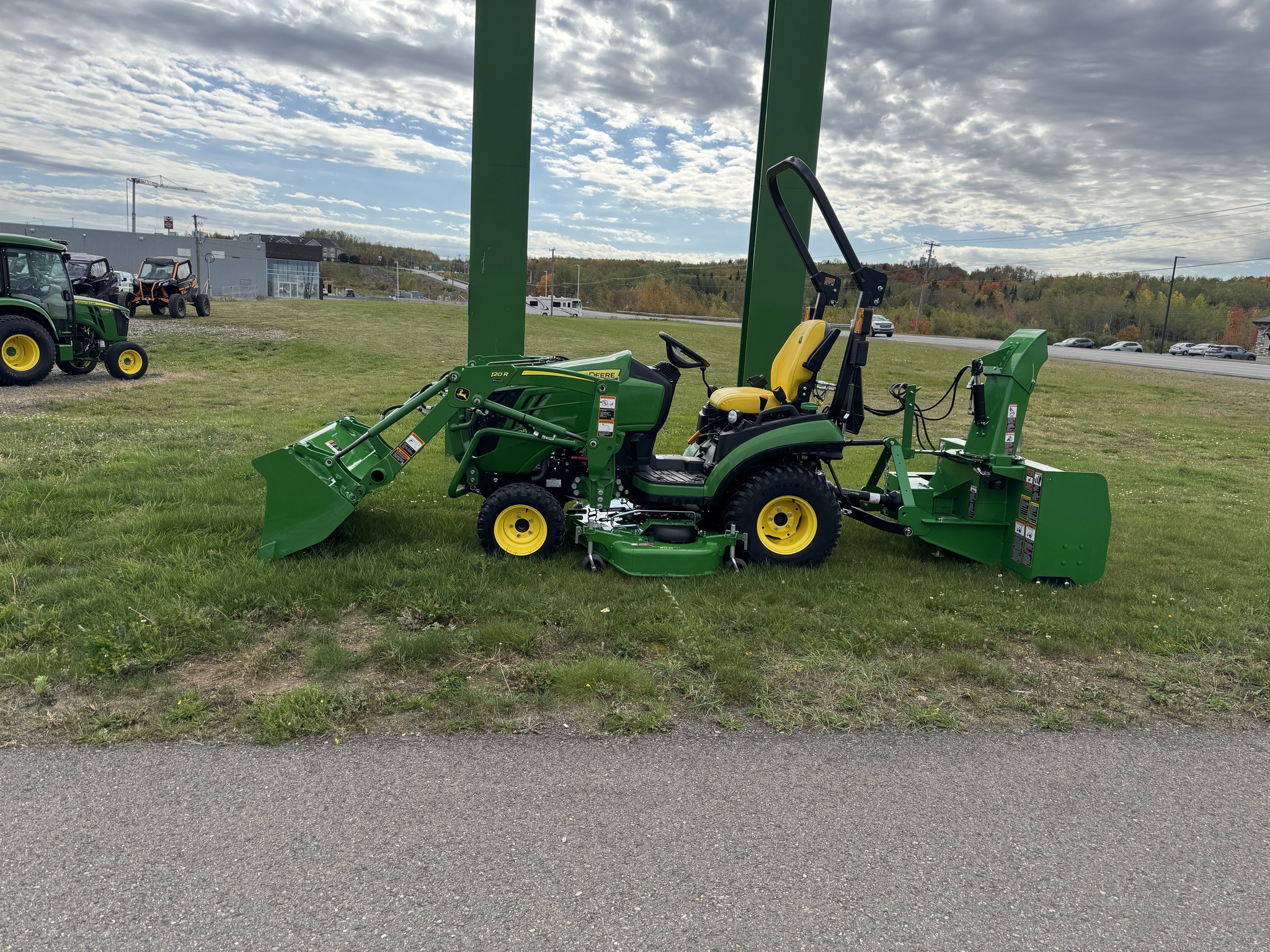 2023 John Deere 1025R Image 3
