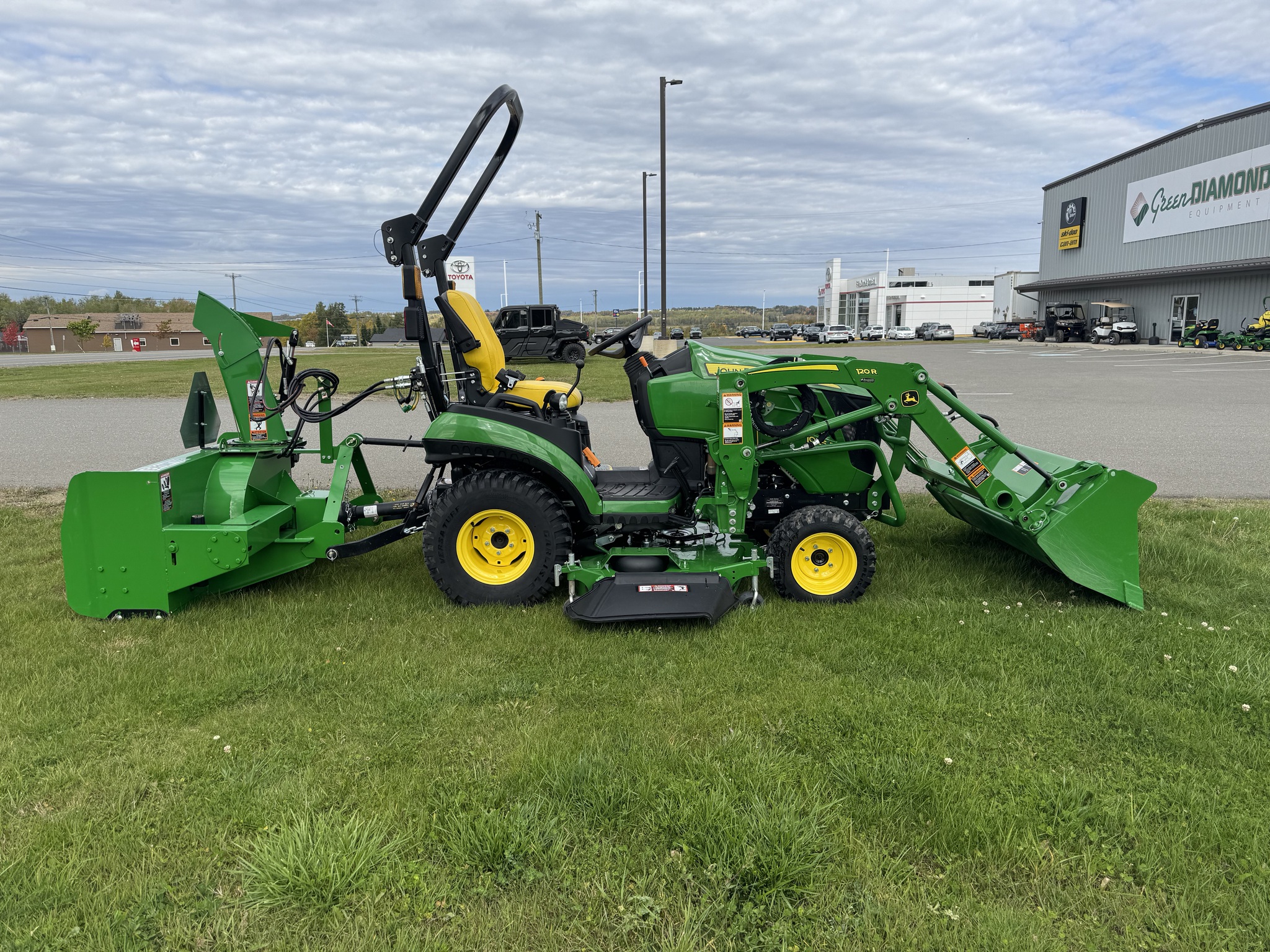 2023 John Deere 1025R Image 6