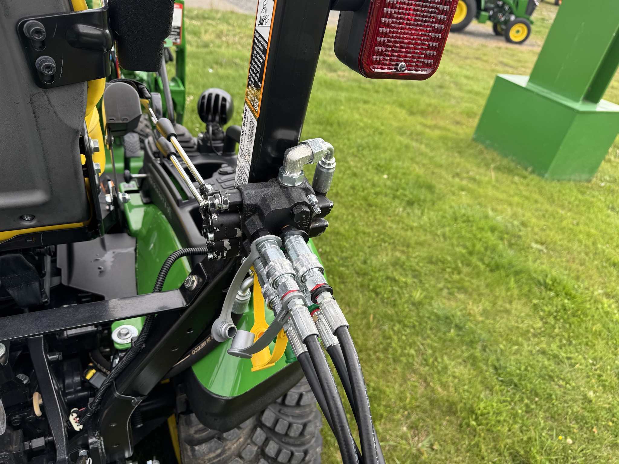 2023 John Deere 1025R Image 14