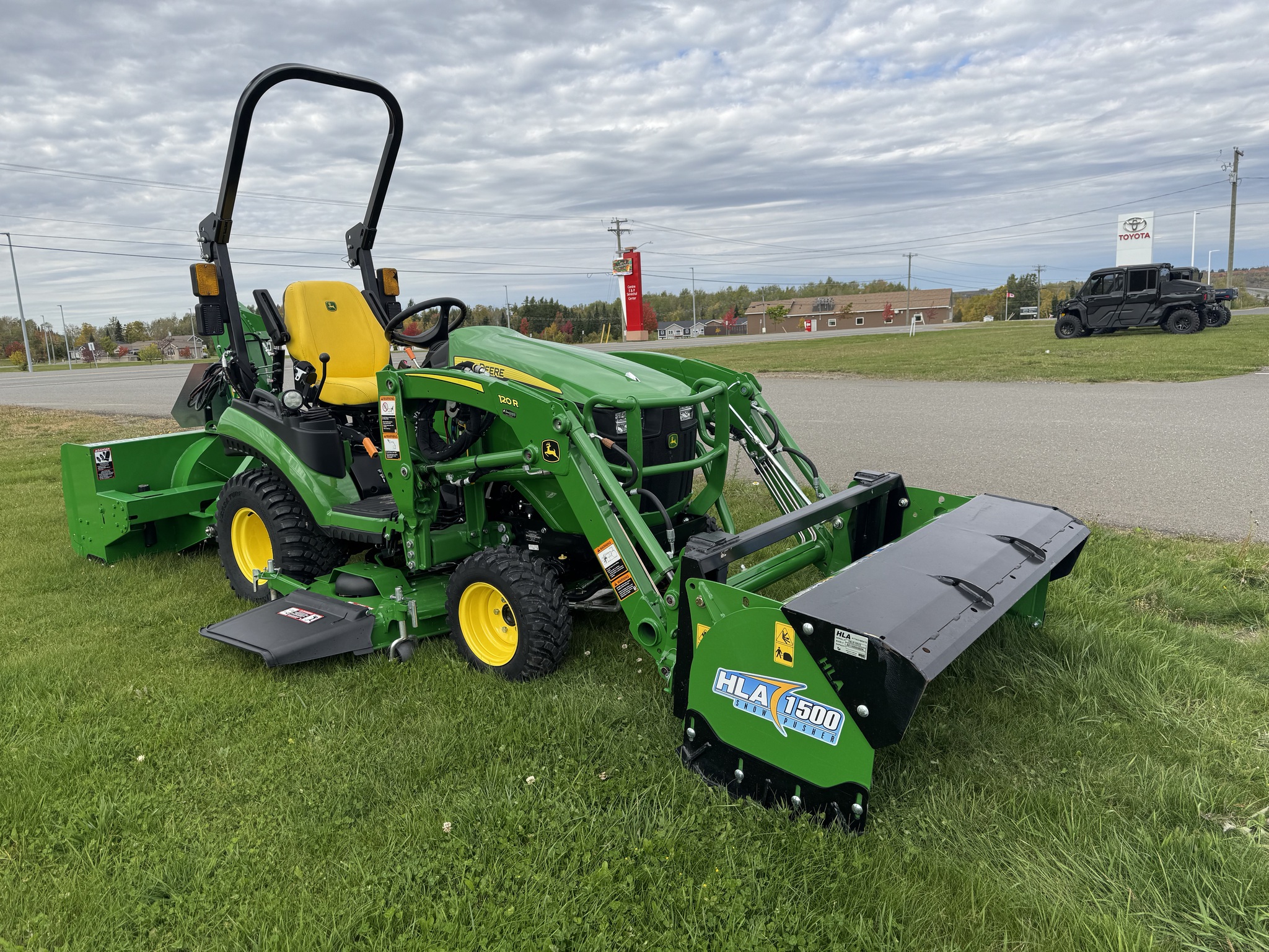 2023 John Deere 1025R Image 23
