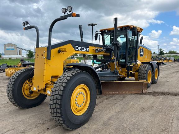 Photo of a 2023 John Deere 672G