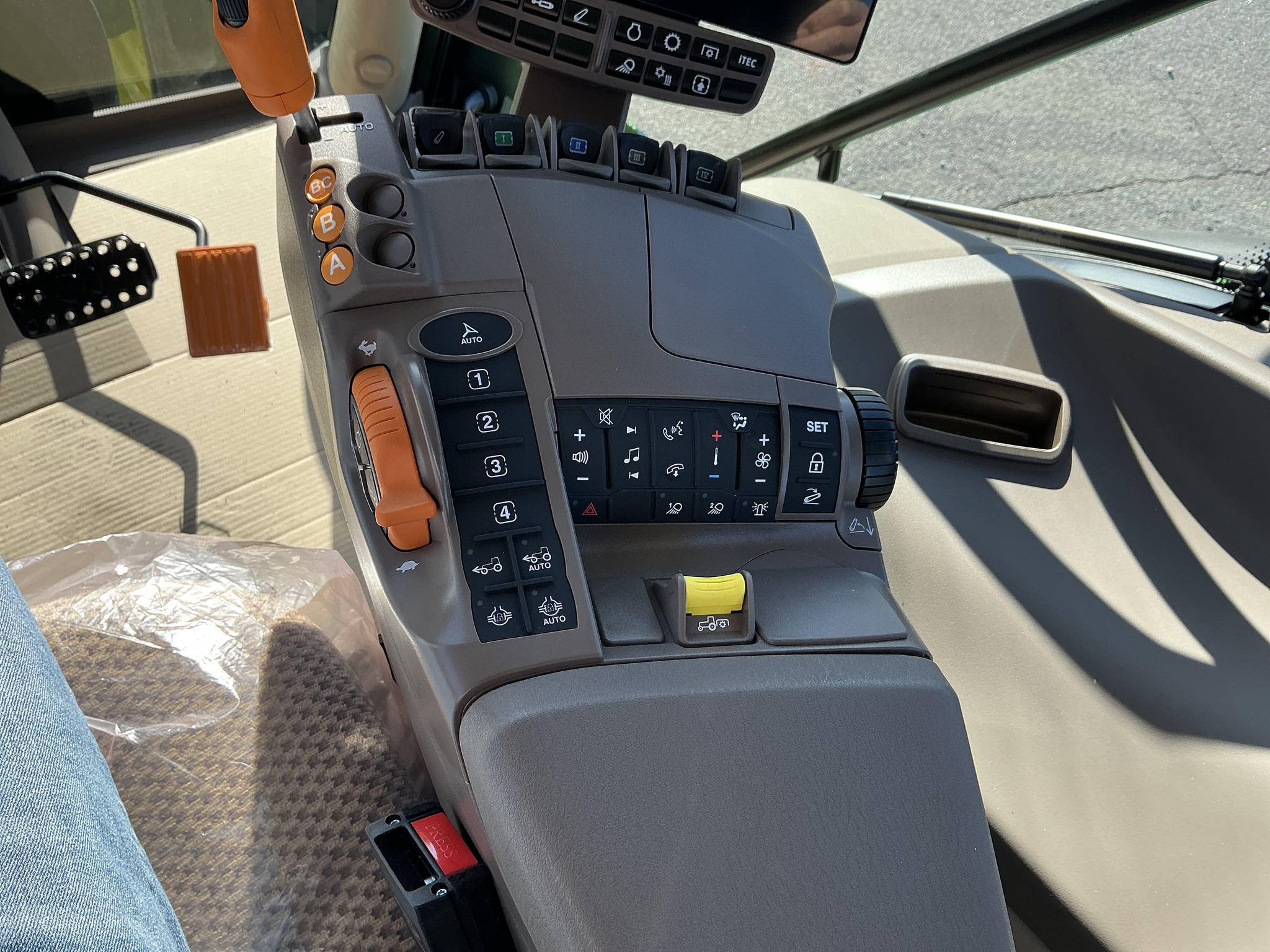 2025 John Deere 6R 195 Image 3