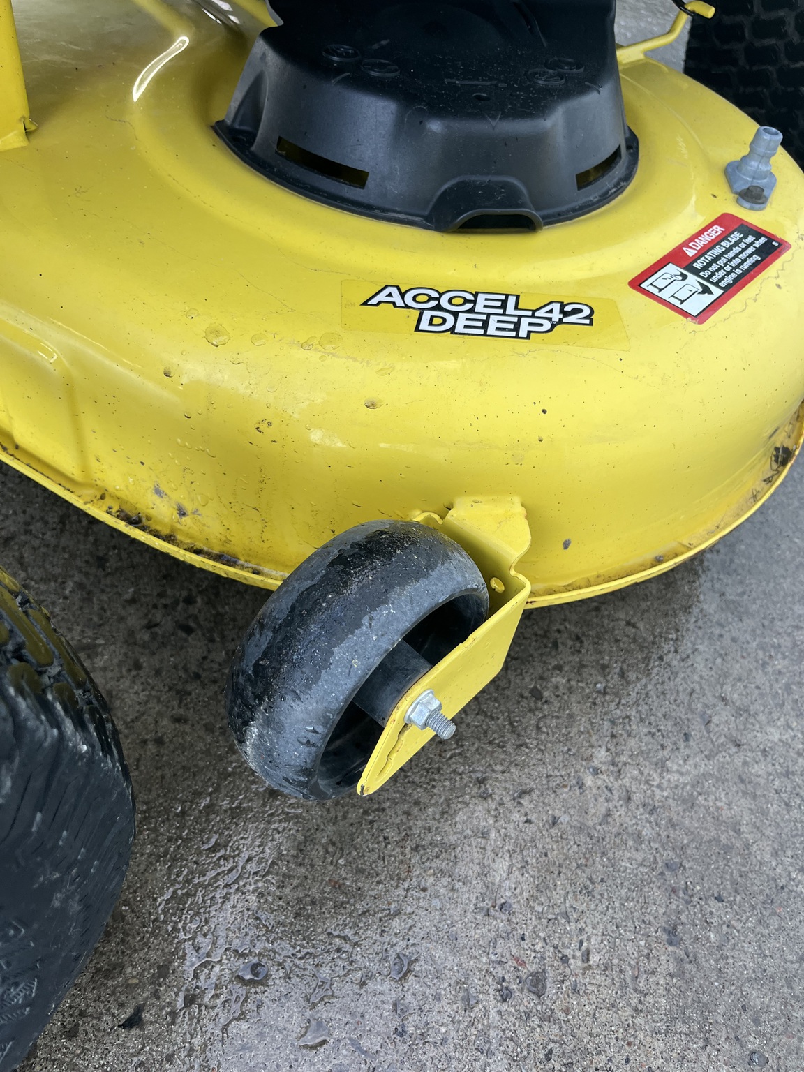 2019 John Deere X370 Image 4