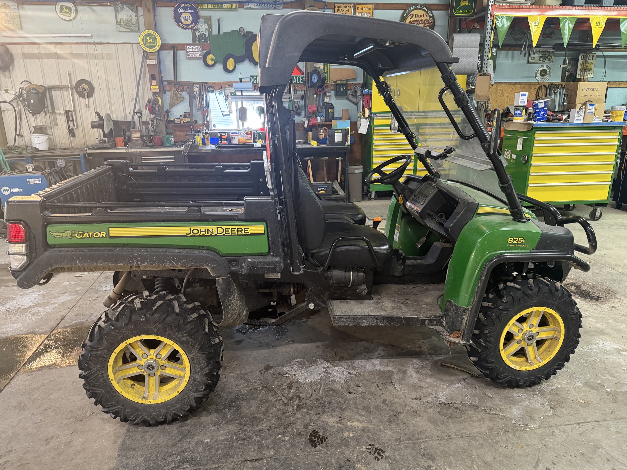 2013 John Deere XUV 825I GREEN Image 5