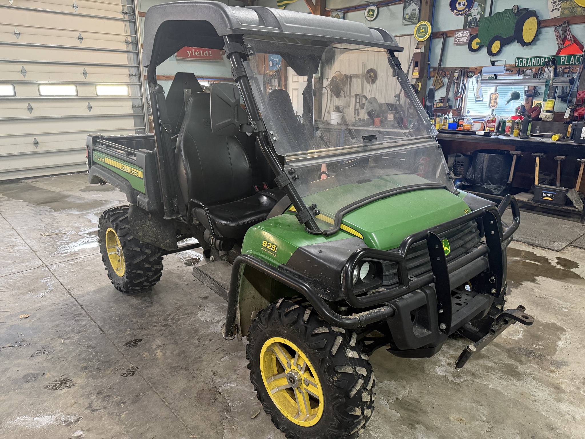 2013 John Deere XUV 825I GREEN Image 1