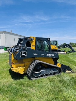  John-Deere 325G