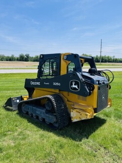  John-Deere 325G