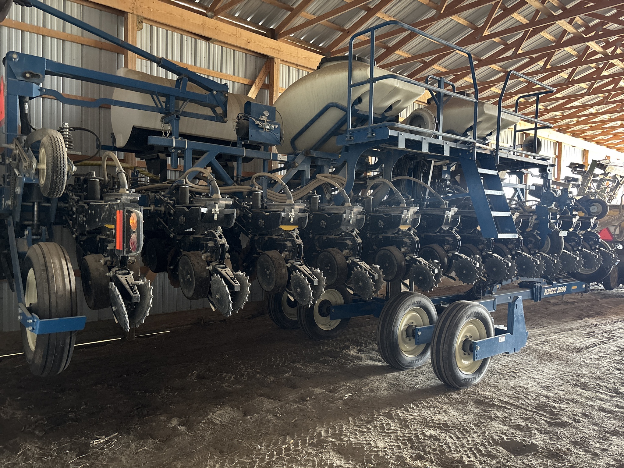 Used 2019 Kinze 3600 Planters: Drawn at Koenig Equipment in Anna, OH - PhotoXL4