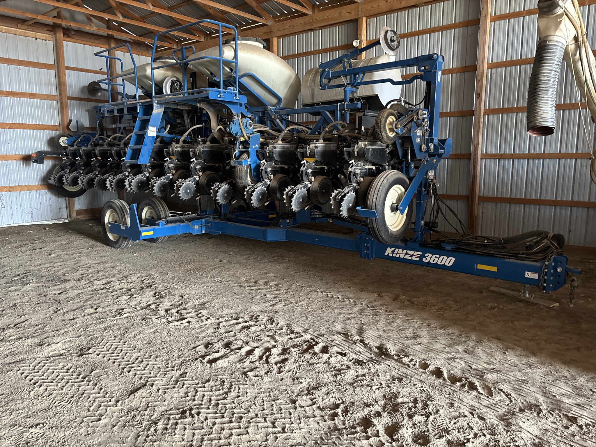 Used 2019 Kinze 3600 Planters: Drawn at Koenig Equipment in Anna, OH - PhotoXL2