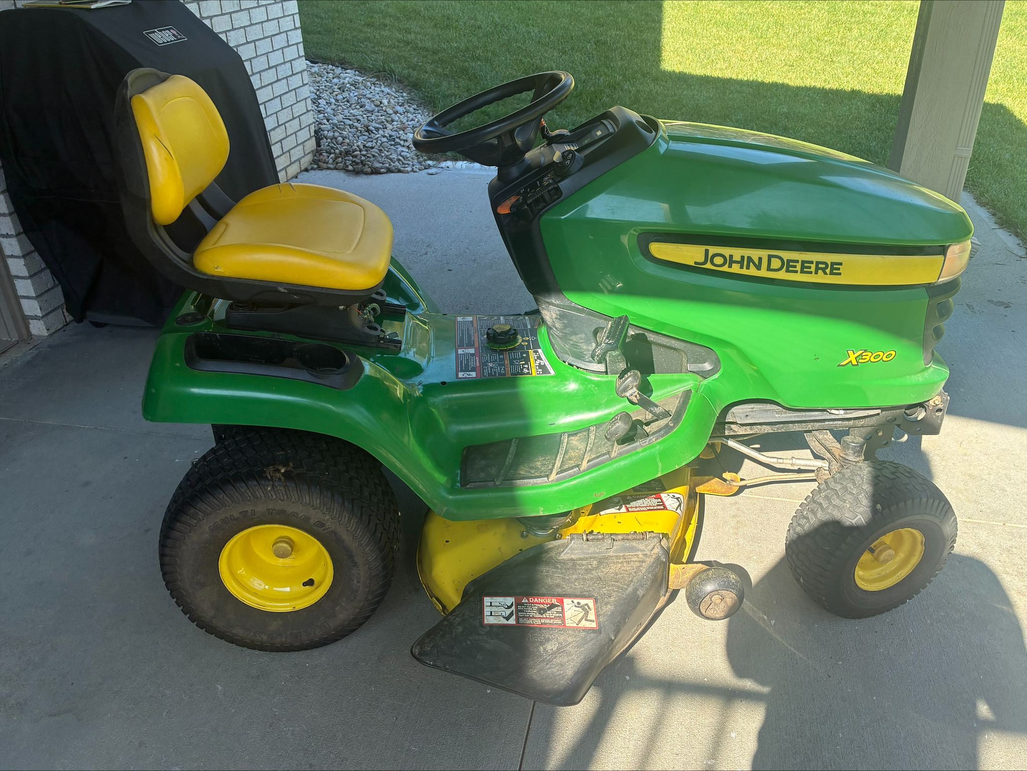 Used 2013 John Deere X300 Lawn & Garden Tractors at Koenig Equipment in Lebanon, OH - PhotoXL5