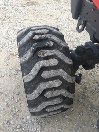 2017 Massey Ferguson GC 1705 Image 9