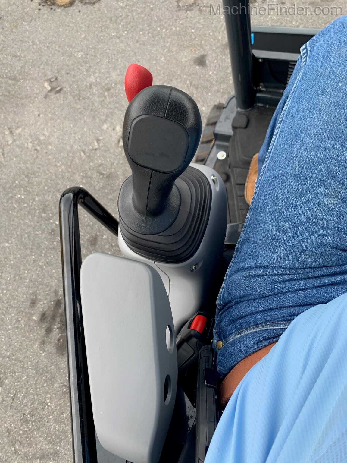 2020 John Deere 35G Image 8