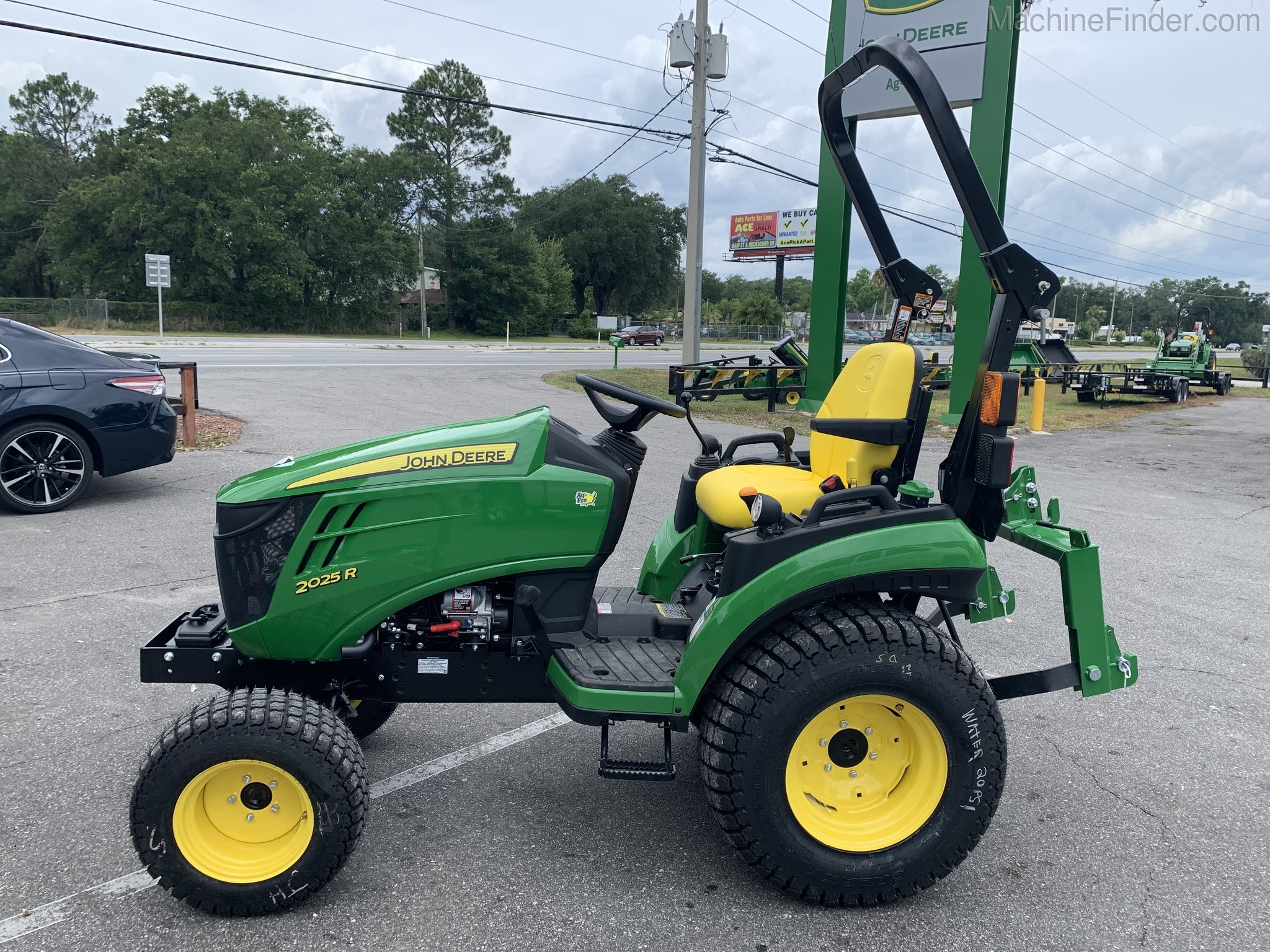 2020 John Deere 2025R Image 2