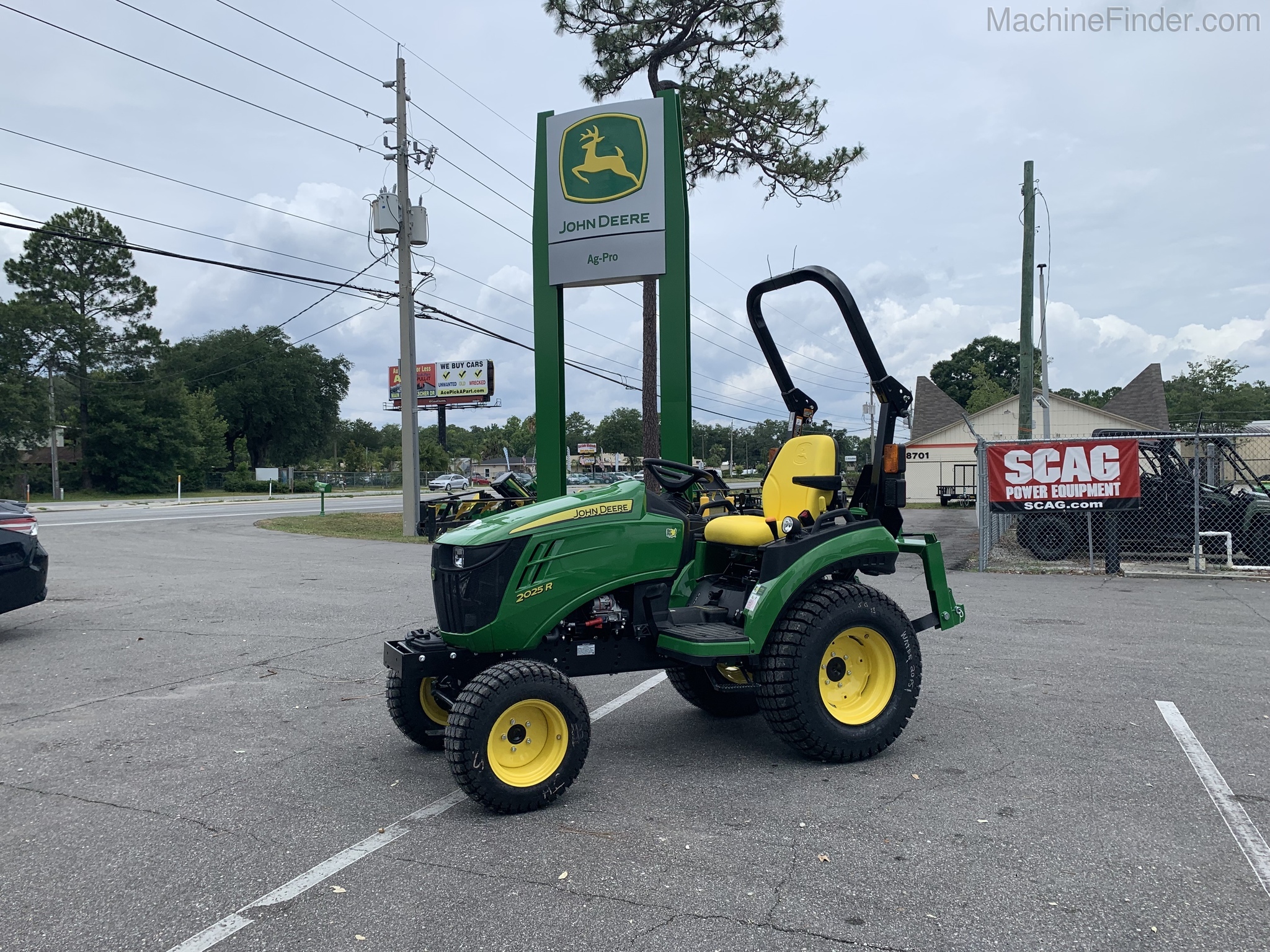 2020 John Deere 2025R Image 1