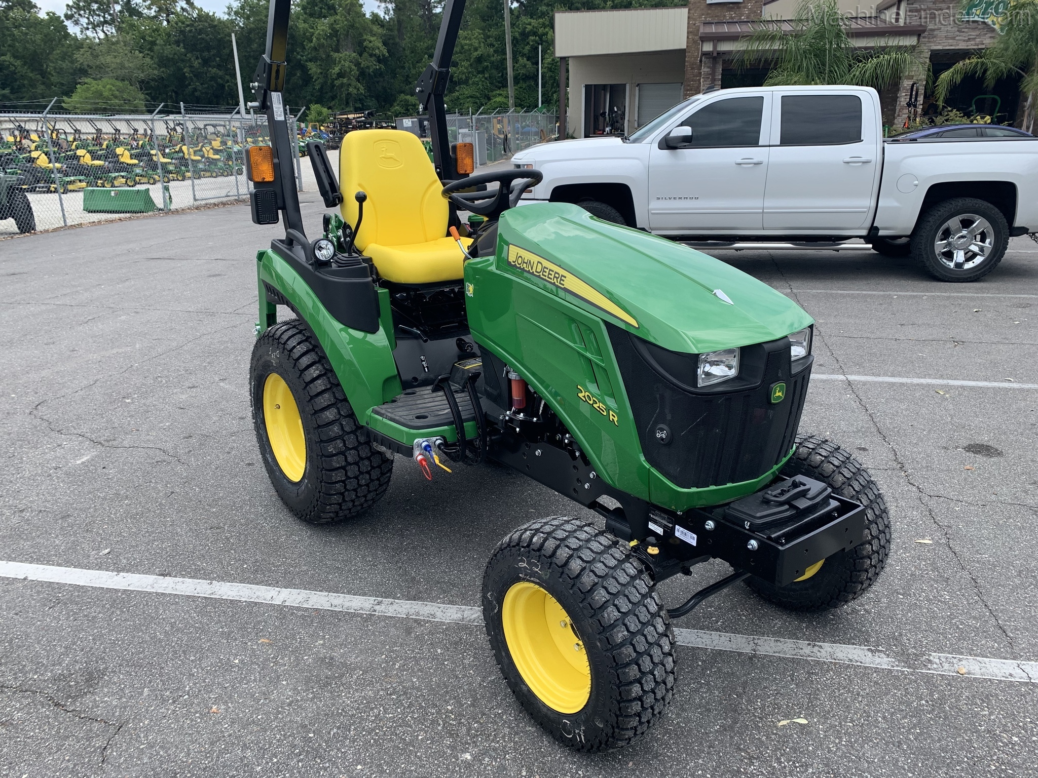 2020 John Deere 2025R Image 5