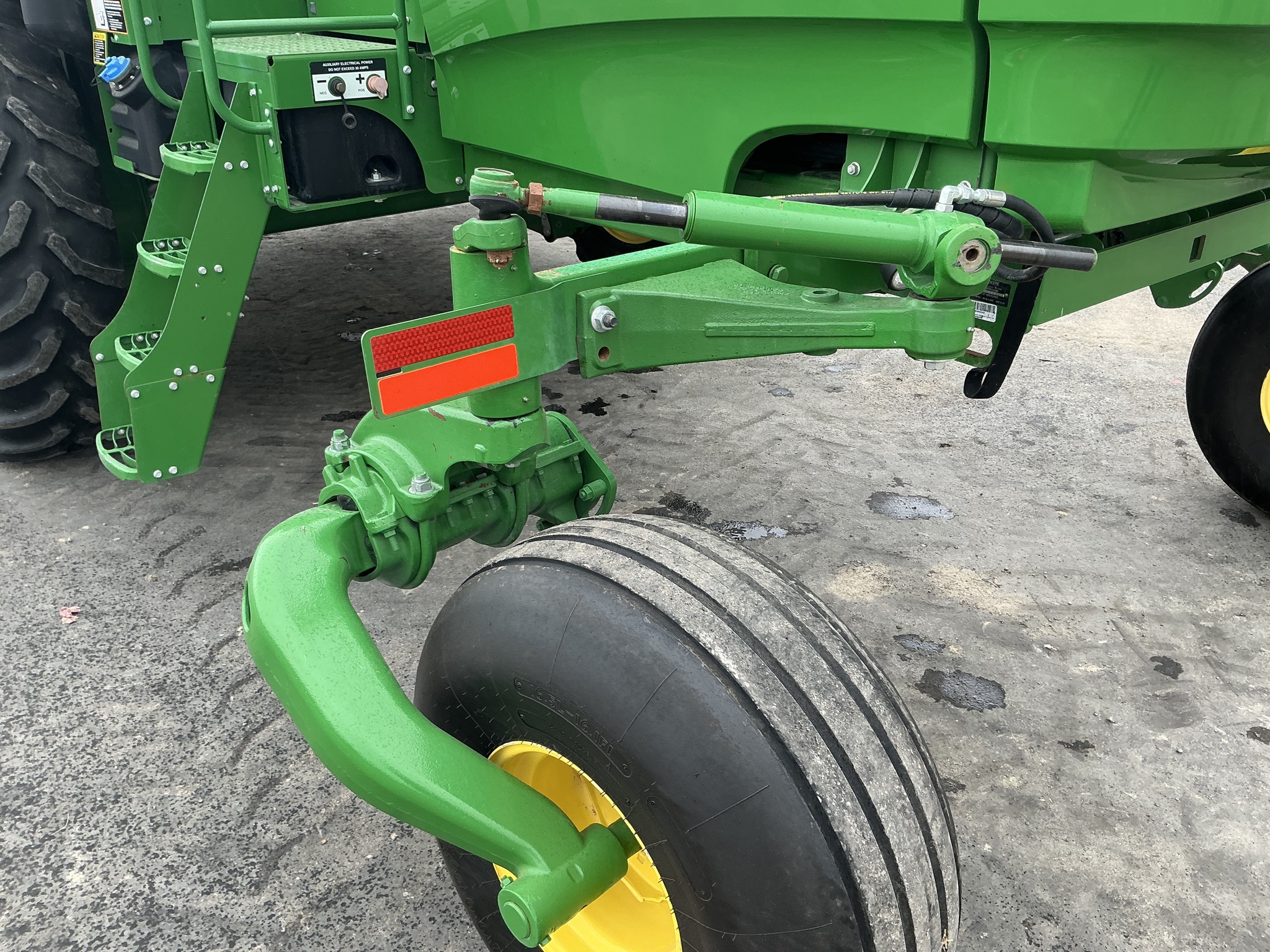 2019 John Deere W235 Image 22