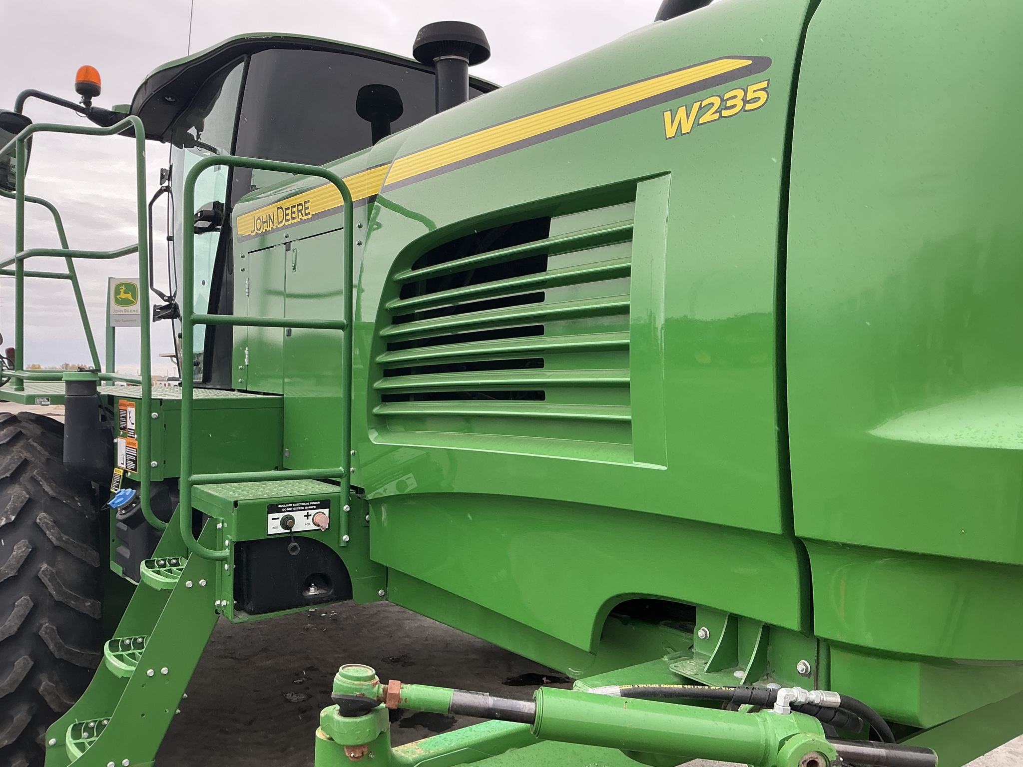 2019 John Deere W235 Image 24