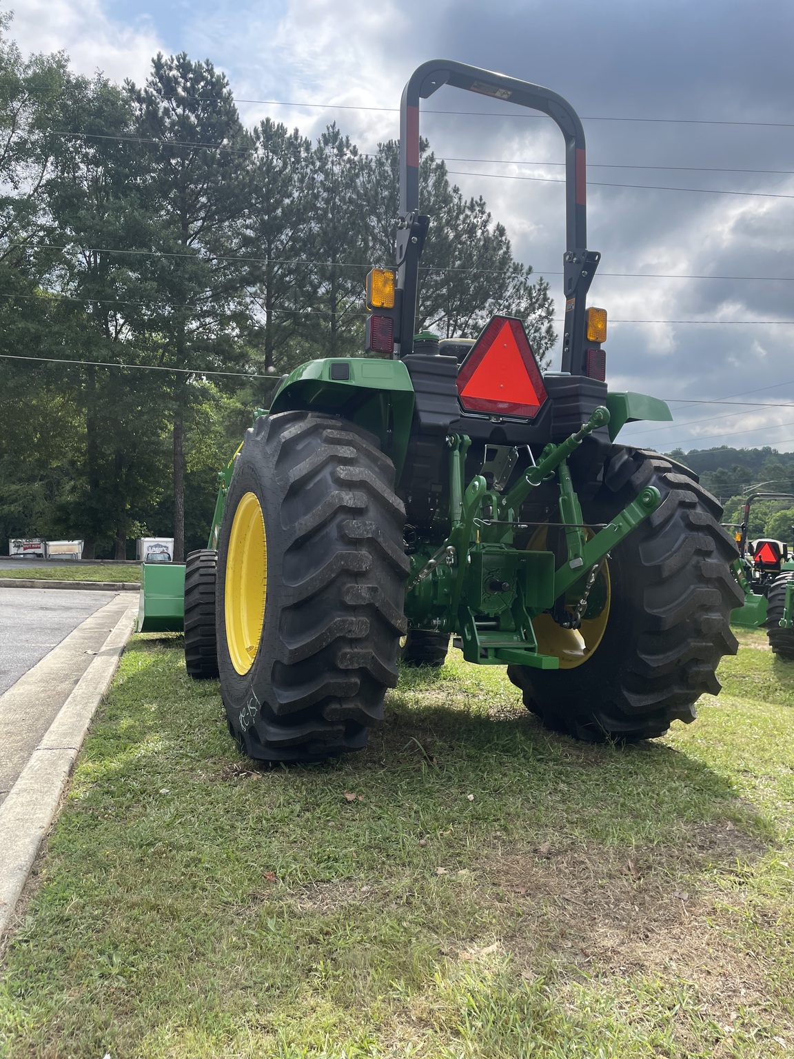 2023 John Deere 4066M Image 5