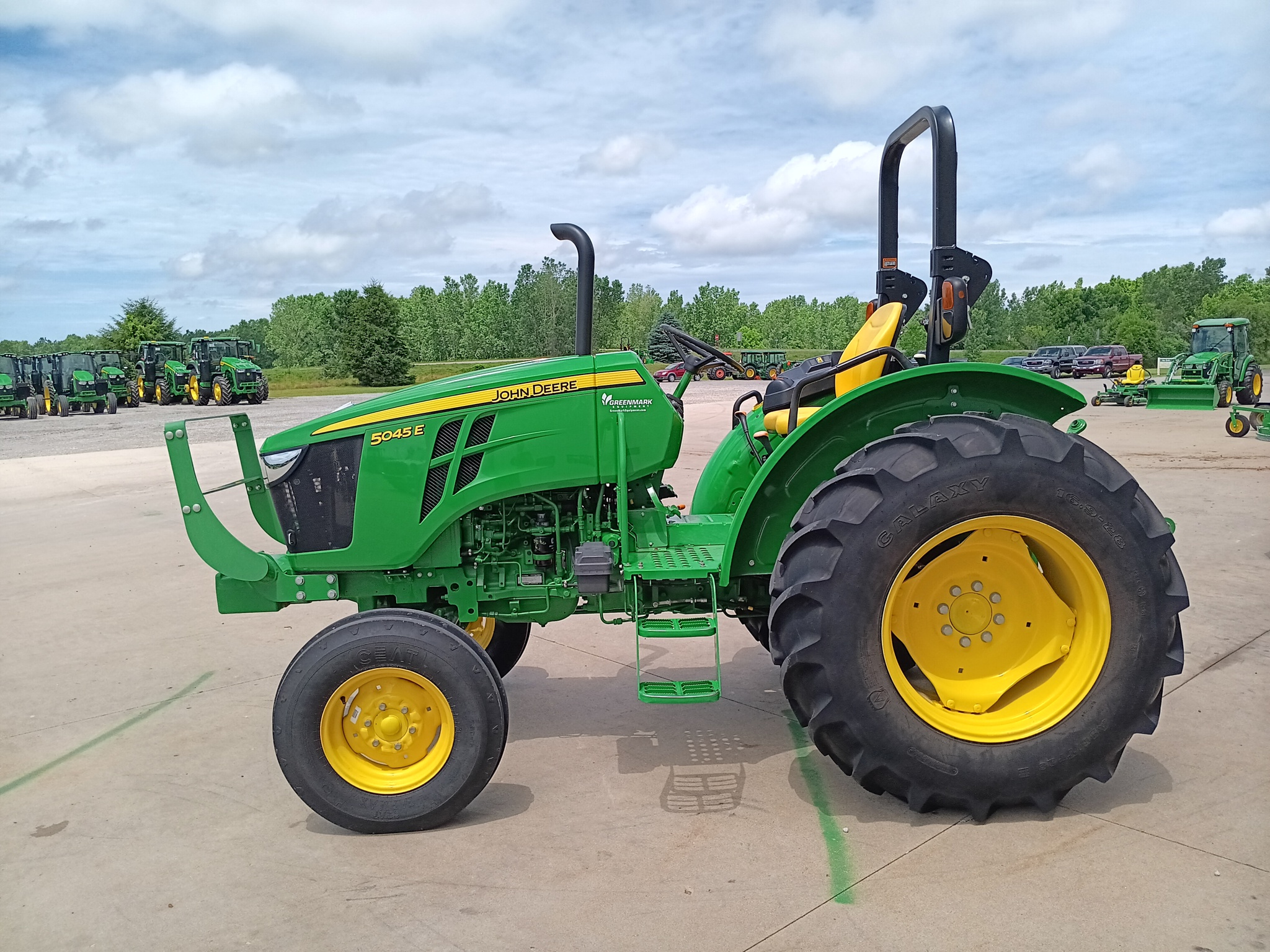 2022 John Deere 5045E Image 6