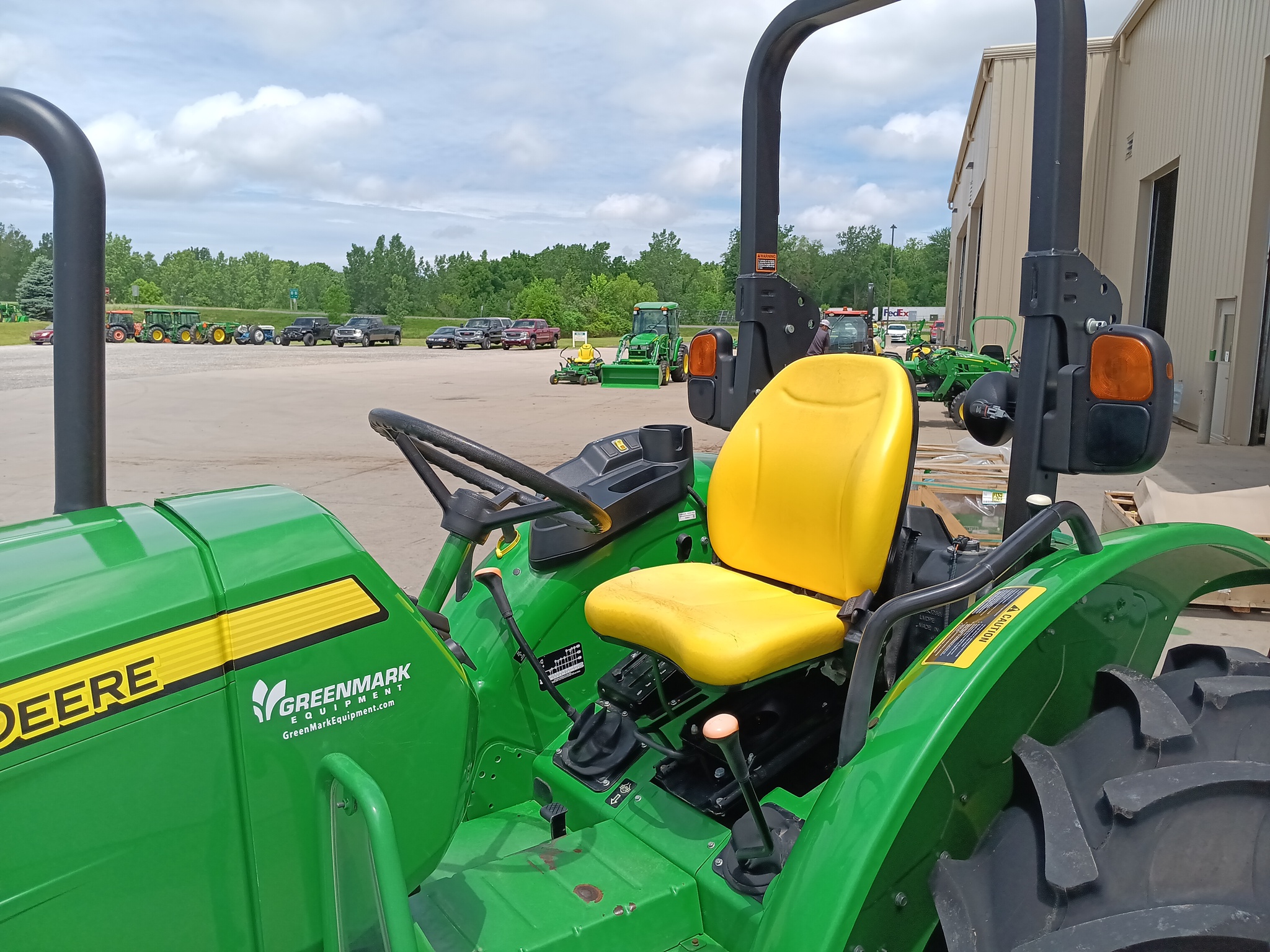 2022 John Deere 5045E Image 9