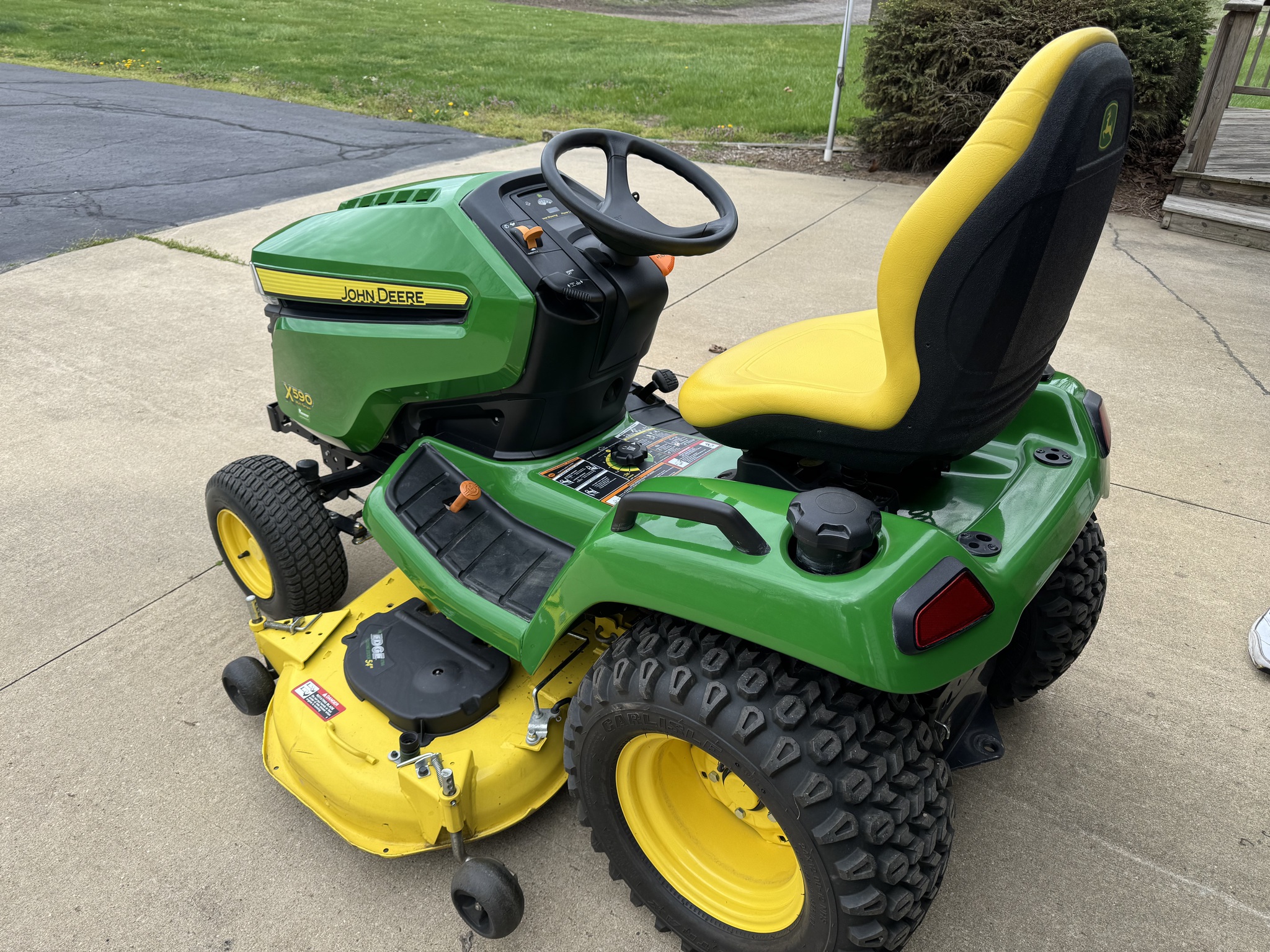 2015 John Deere X590 Image 3