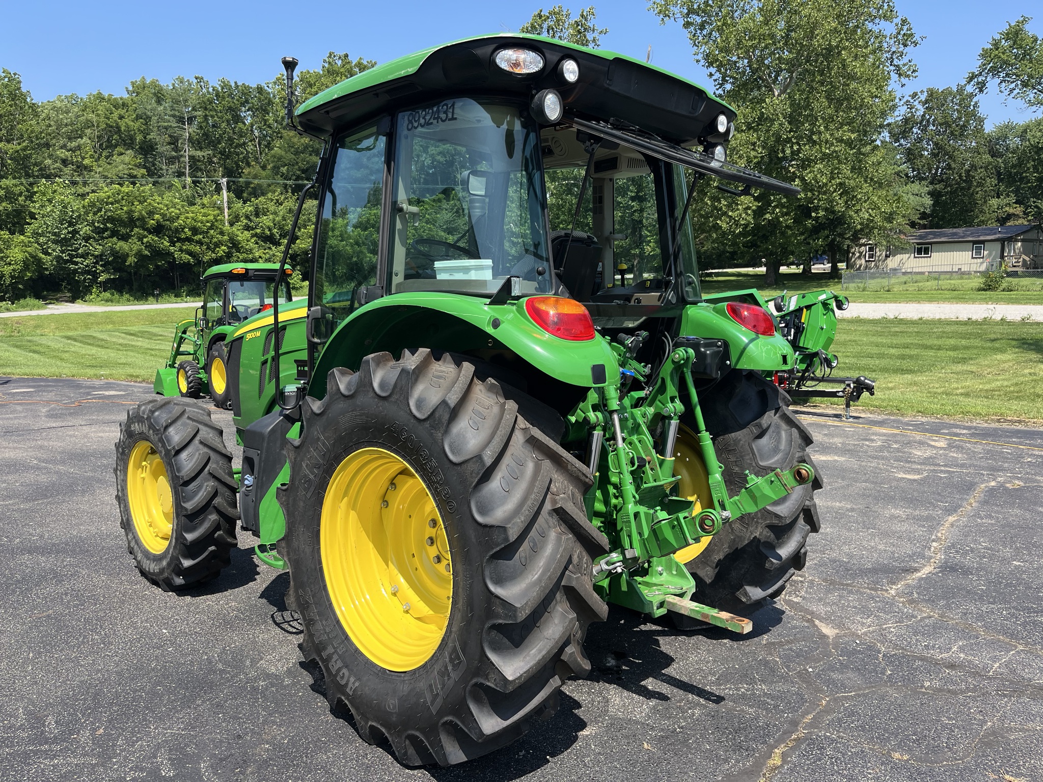 2022 John Deere 5100M Image 4