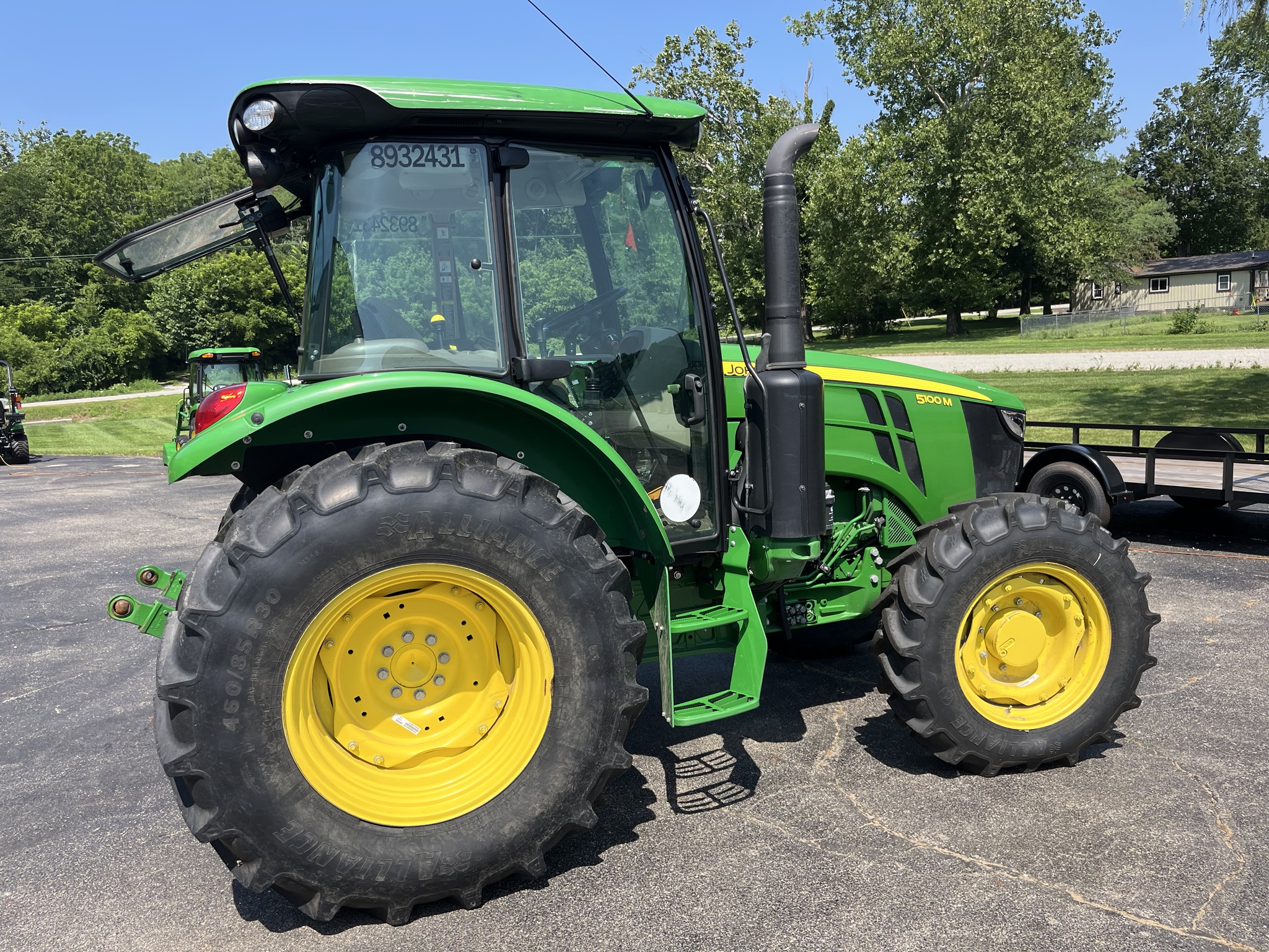 2022 John Deere 5100M Image 8
