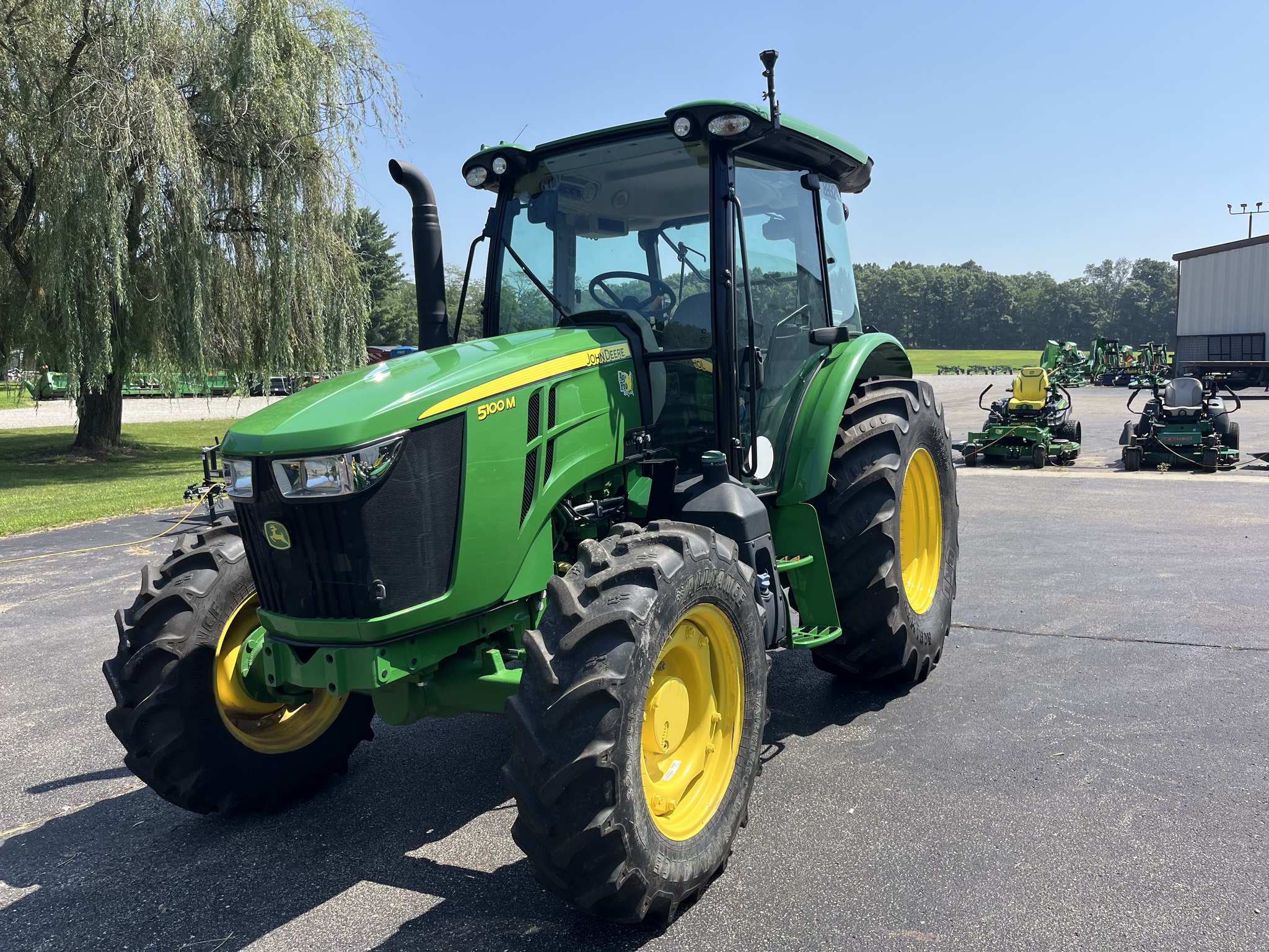 2022 John Deere 5100M Image 2