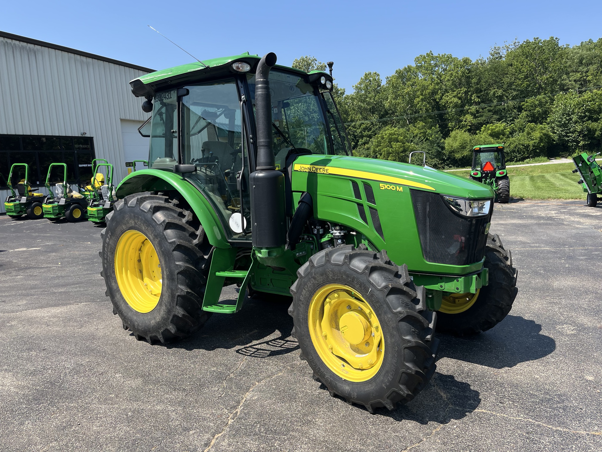 2022 John Deere 5100M Image 6