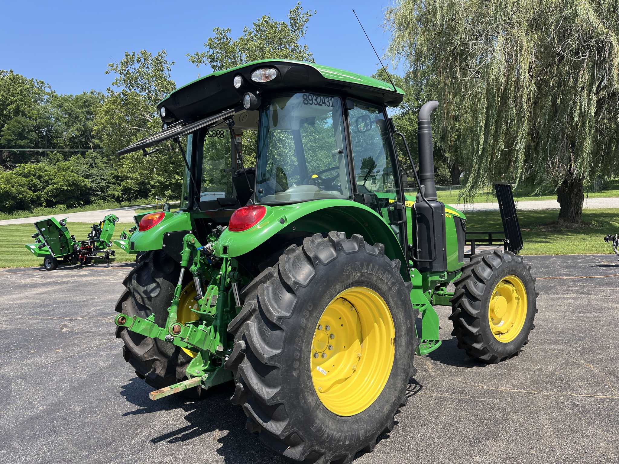 2022 John Deere 5100M Image 9