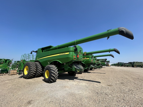 Used 2024 John Deere S790 Combines at Horizon Ag & Turf in Lloydminster, AB - Photo18