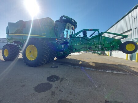 Used 2024 John Deere S790 Combines at Horizon Ag & Turf in Lloydminster, AB - Photo4