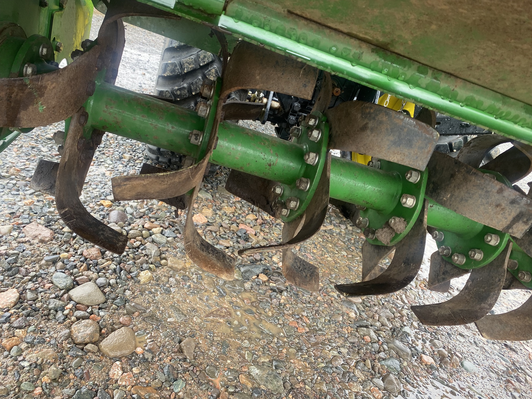 2021 John Deere 2032R Image 19