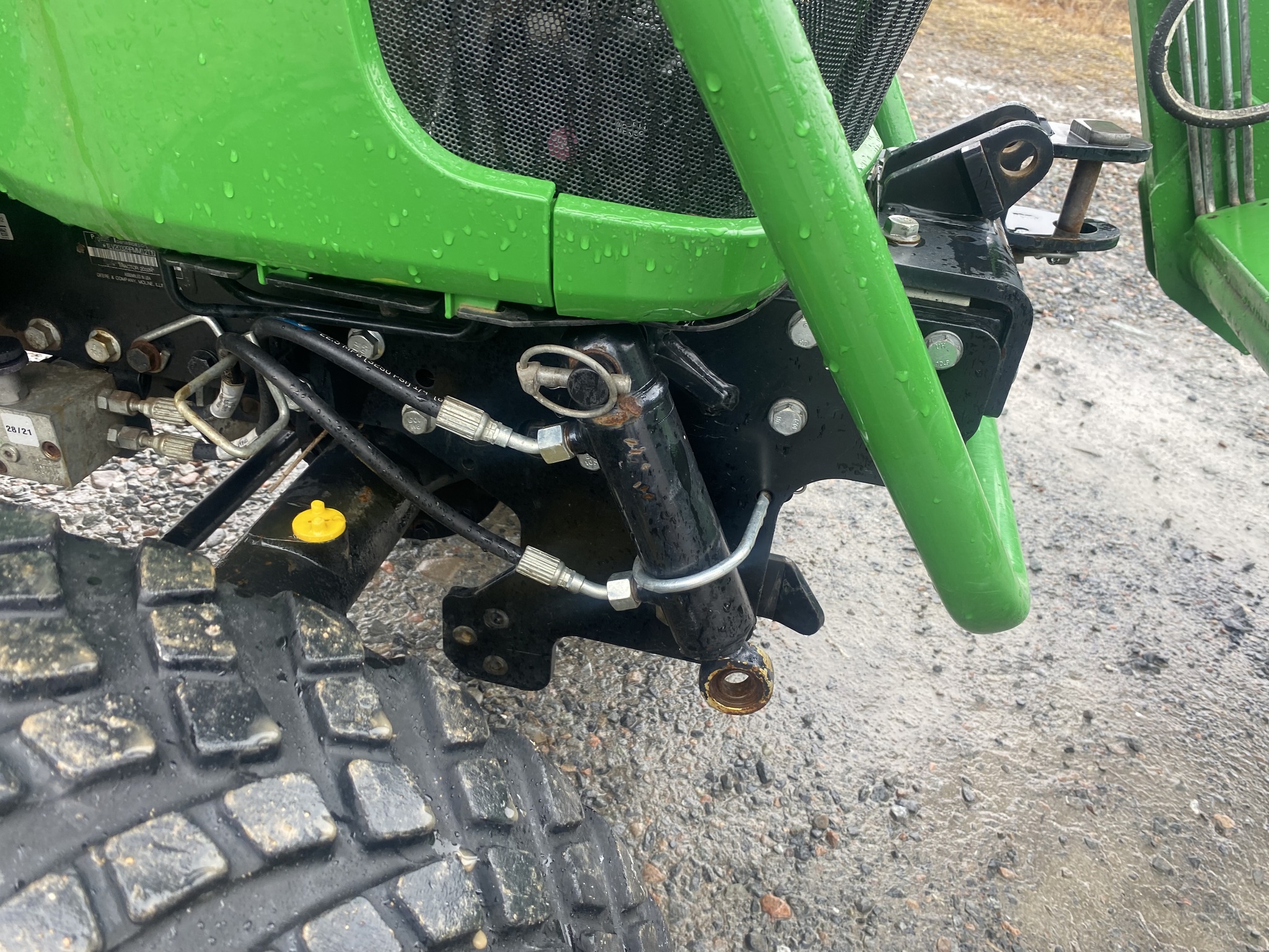 2021 John Deere 2032R Image 12