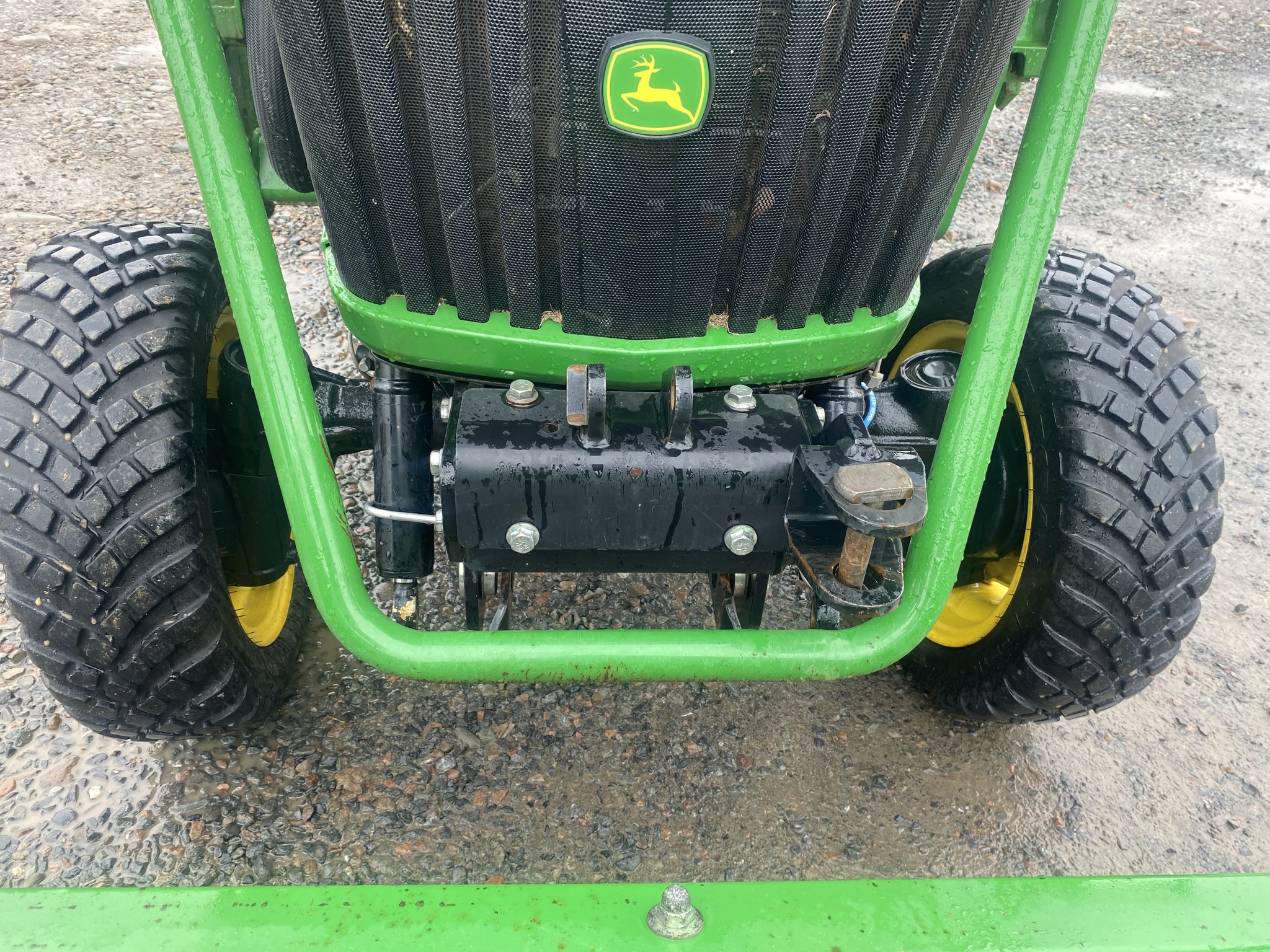 2021 John Deere 2032R Image 6