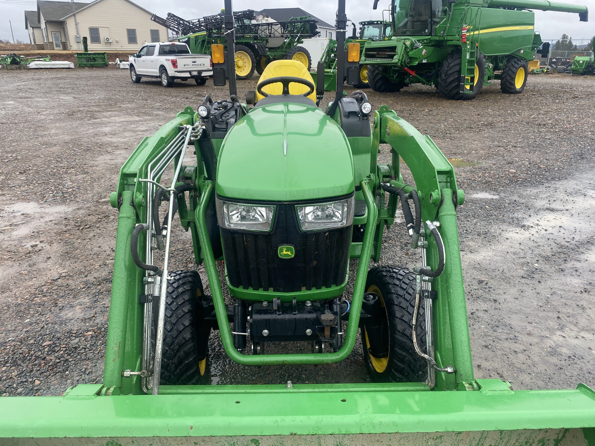 2021 John Deere 2032R Image 7