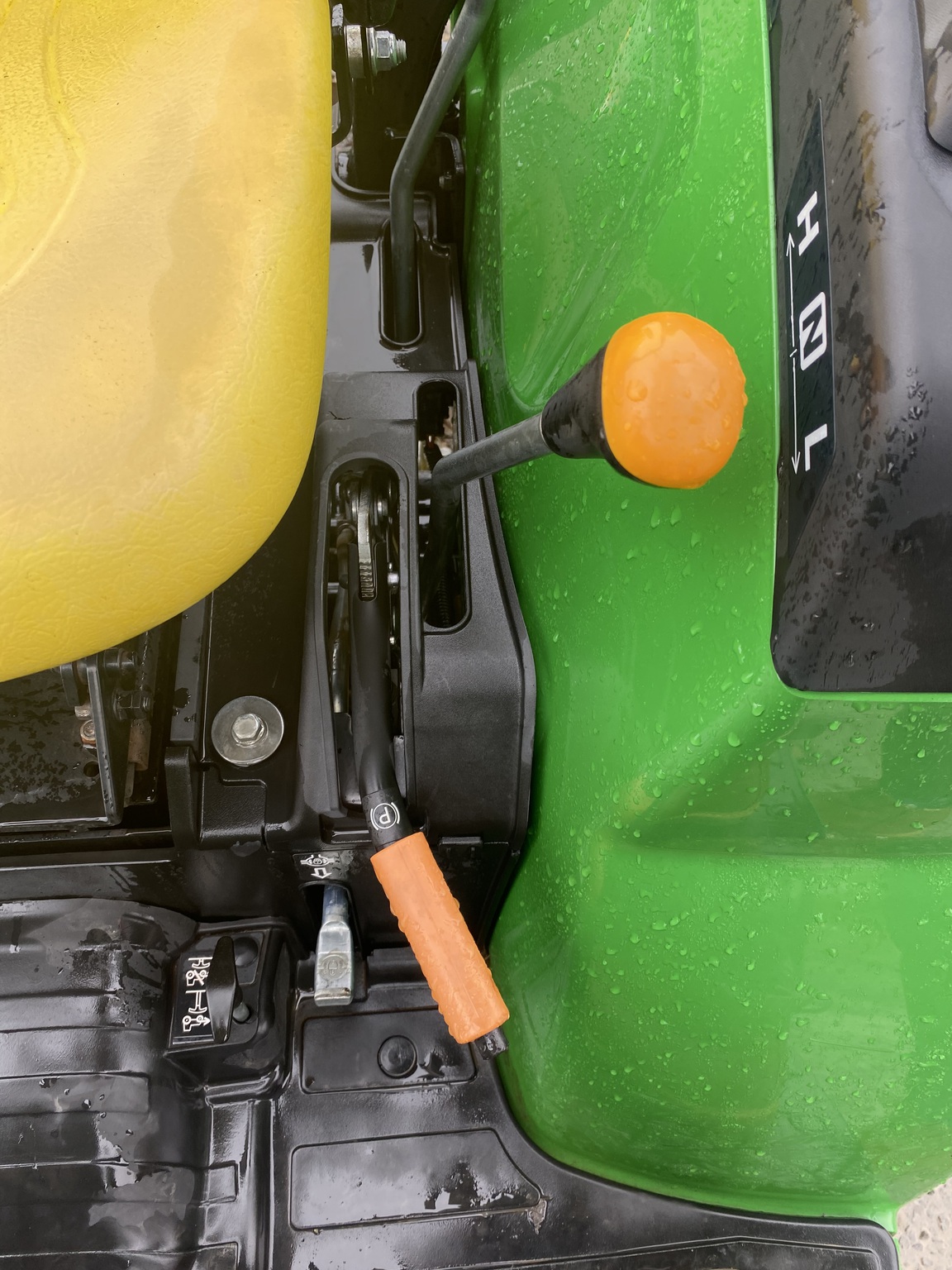 2021 John Deere 2032R Image 10