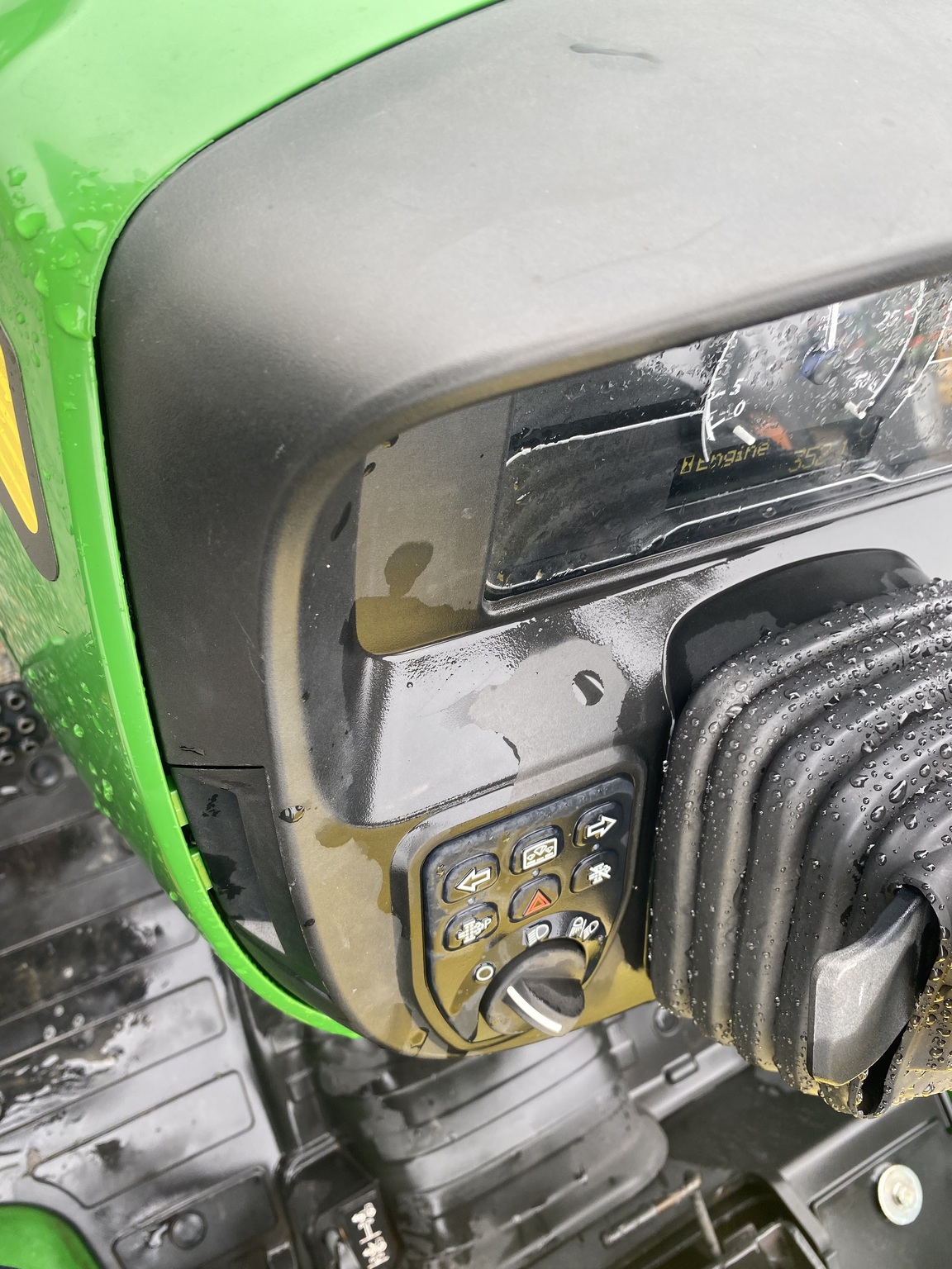 2021 John Deere 2032R Image 13