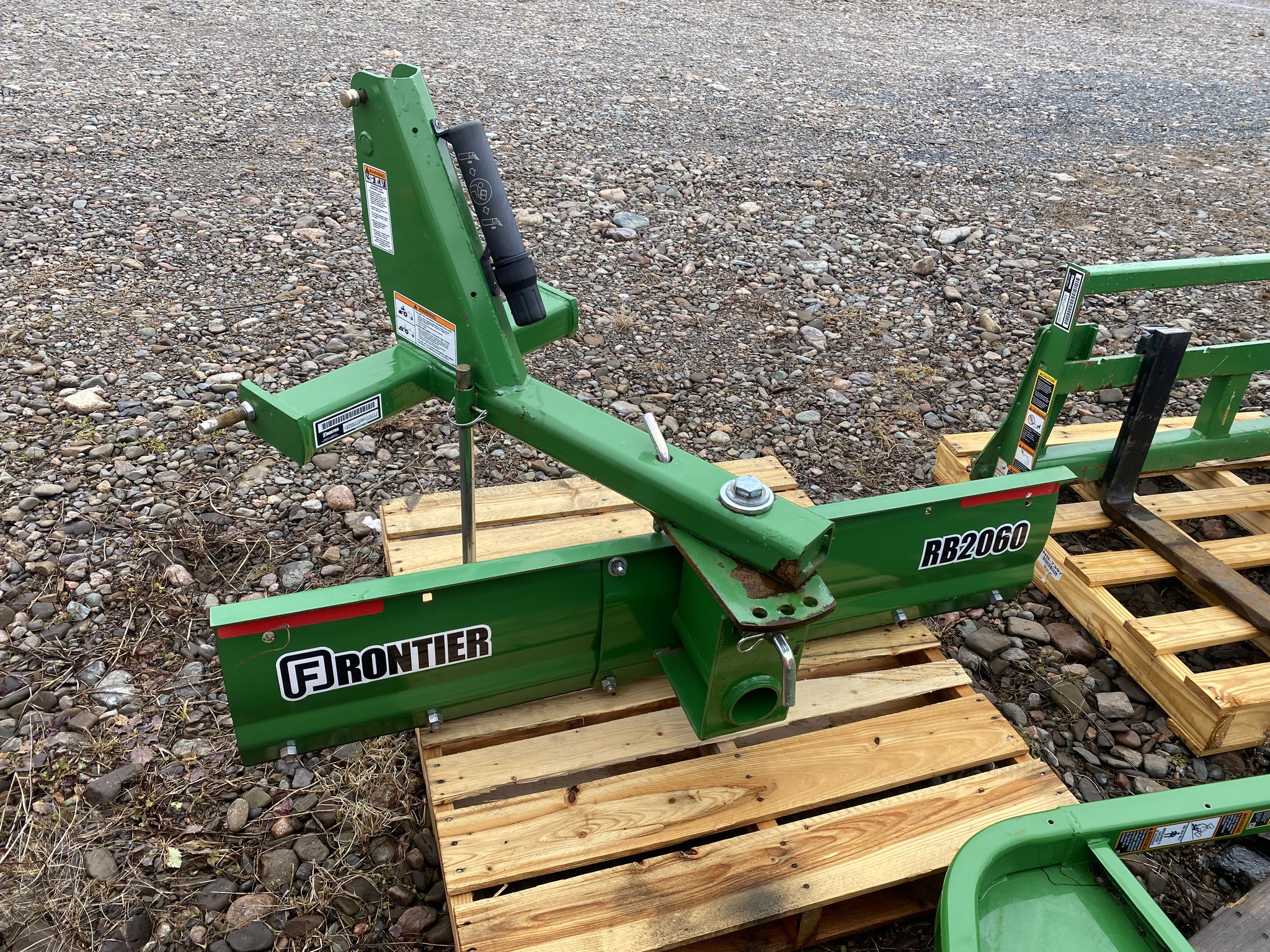 2021 John Deere 2032R Image 14