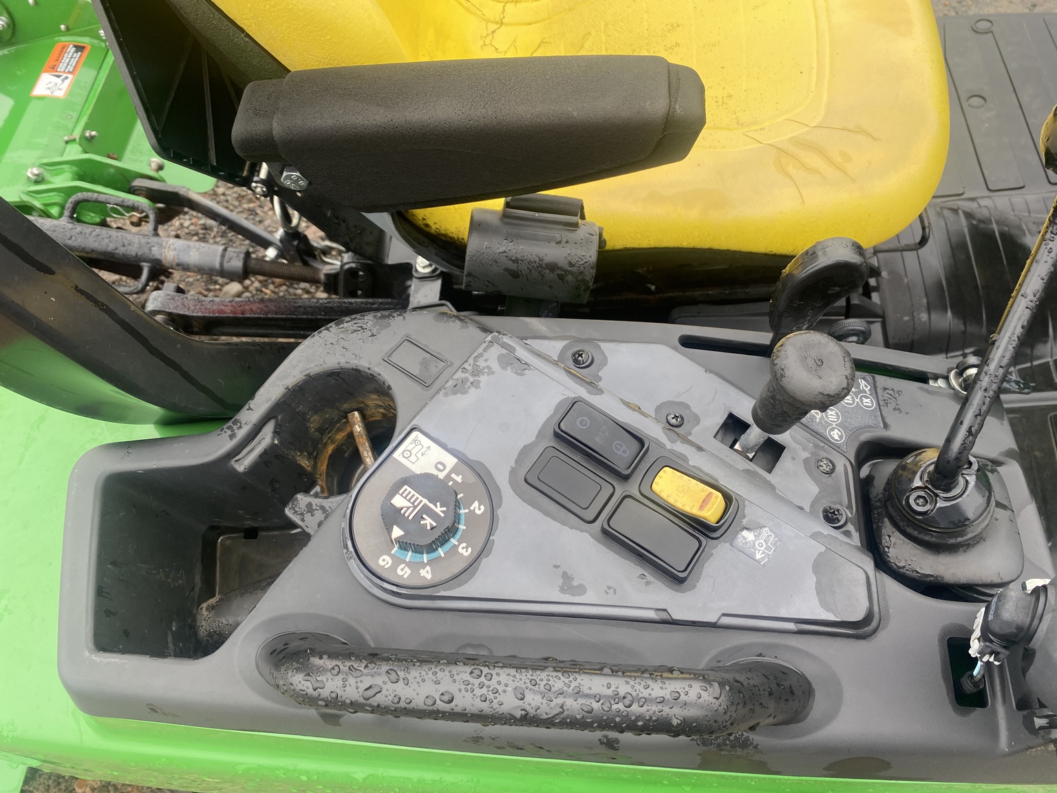 2021 John Deere 2032R Image 9