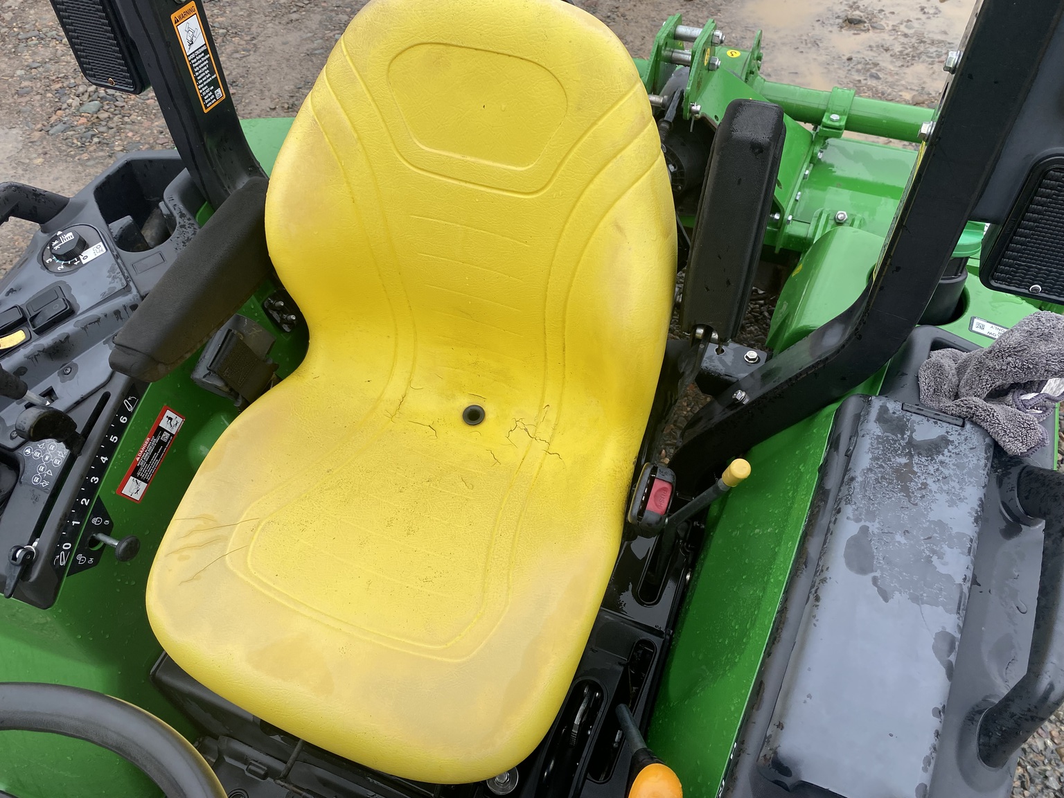 2021 John Deere 2032R Image 22