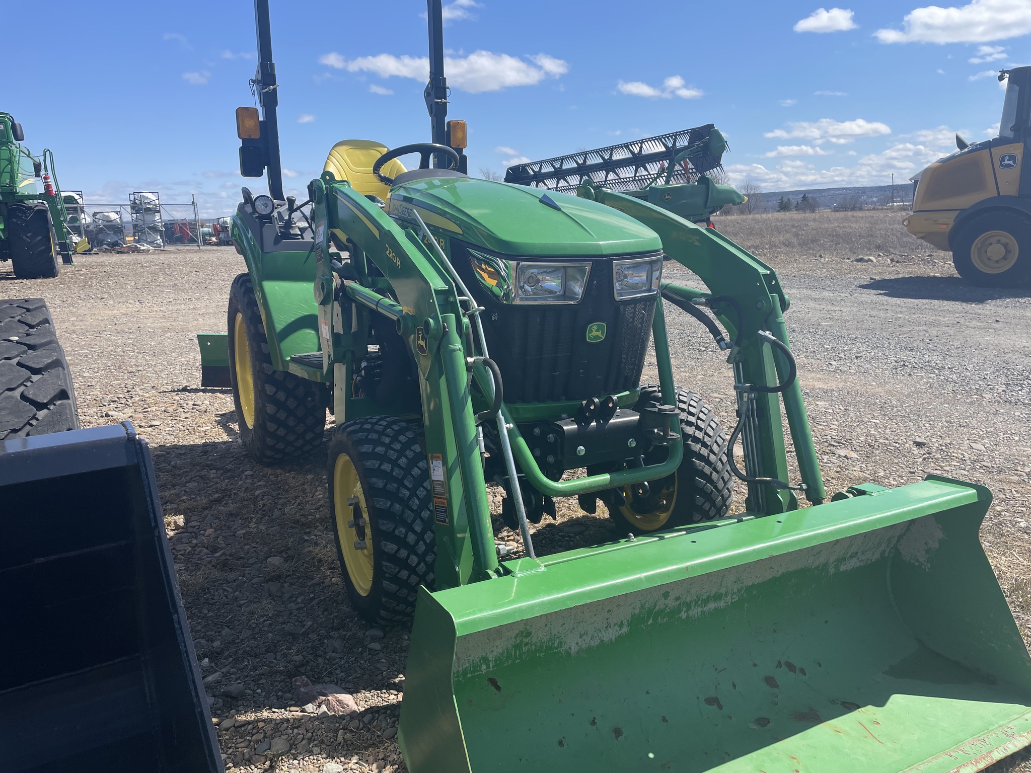 2021 John Deere 2032R Image 23